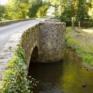 Pont dit Pont de la Tour sur la rivière de lIsle également sur communes de Saint-Yrieix-la-Perche et Le Chalard, dans la Haute-Vienne
