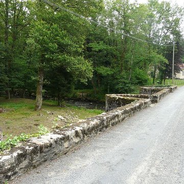 Pont dit Pont de la Tour sur la rivière de lIsle également sur communes de Saint-Yrieix-la-Perche et Le Chalard, dans la Haute-Vienne