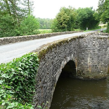 Pont dit Pont de la Tour sur la rivière de lIsle également sur communes de Saint-Yrieix-la-Perche et Le Chalard, dans la Haute-Vienne