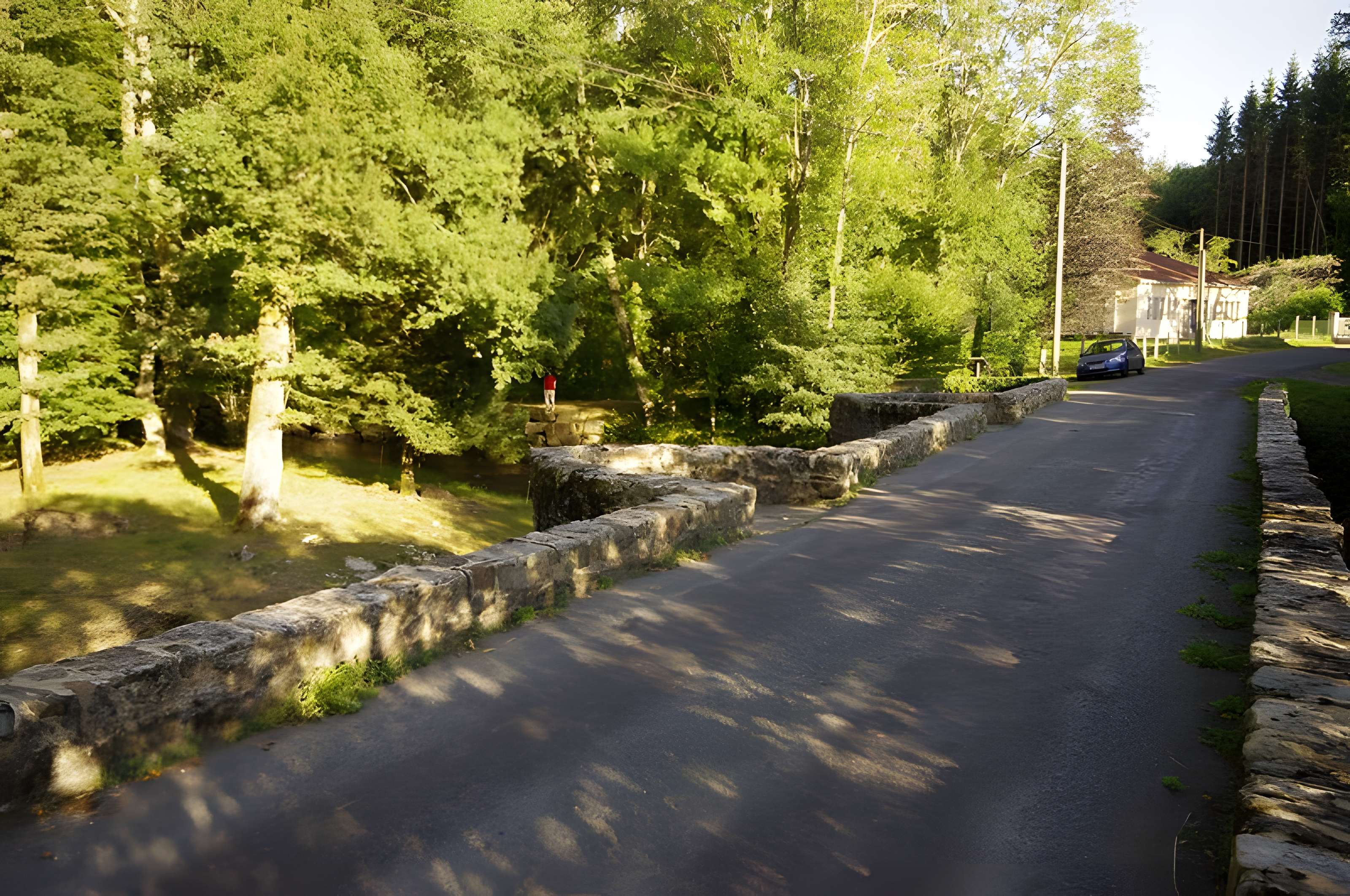 Pont dit Pont de la Tour sur la rivière de l'Isle (également sur communes de Saint-Yrieix-la-Perche et Le Chalard, dans la Haute-Vienne)