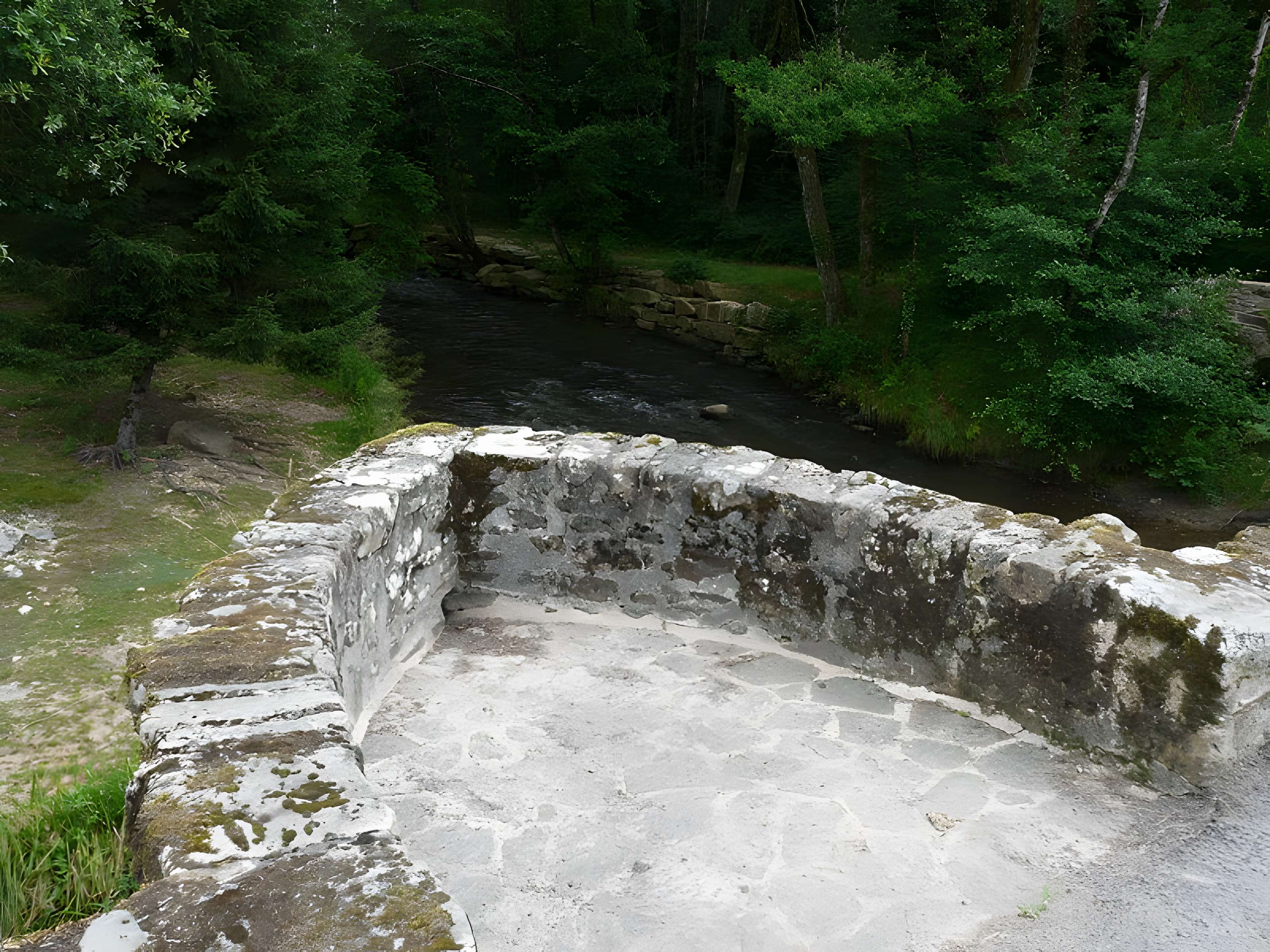 Pont dit Pont de la Tour sur la rivière de l'Isle (également sur communes de Saint-Yrieix-la-Perche et Le Chalard, dans la Haute-Vienne)