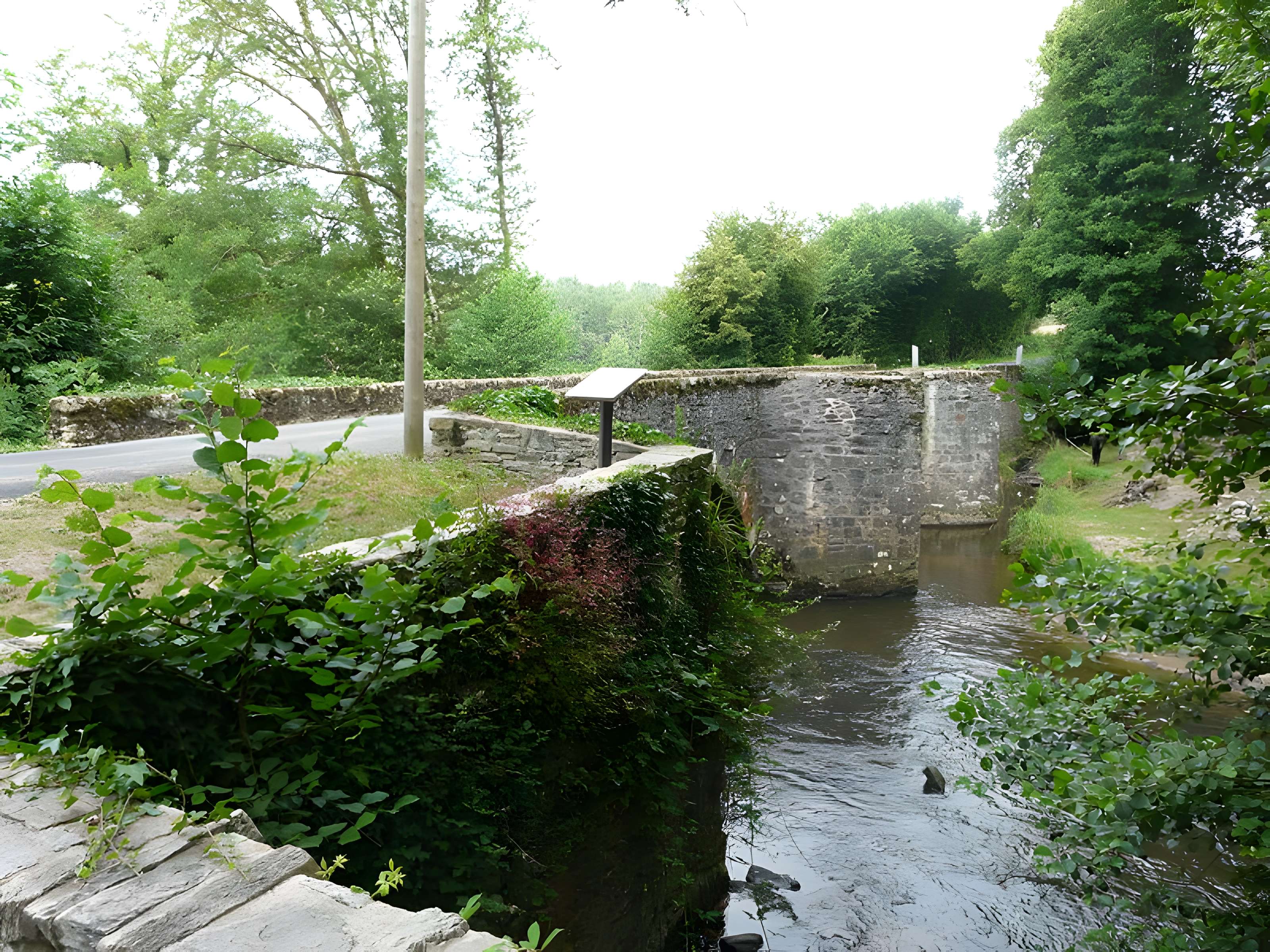 Pont dit Pont de la Tour sur la rivière de l'Isle (également sur communes de Saint-Yrieix-la-Perche et Le Chalard, dans la Haute-Vienne)