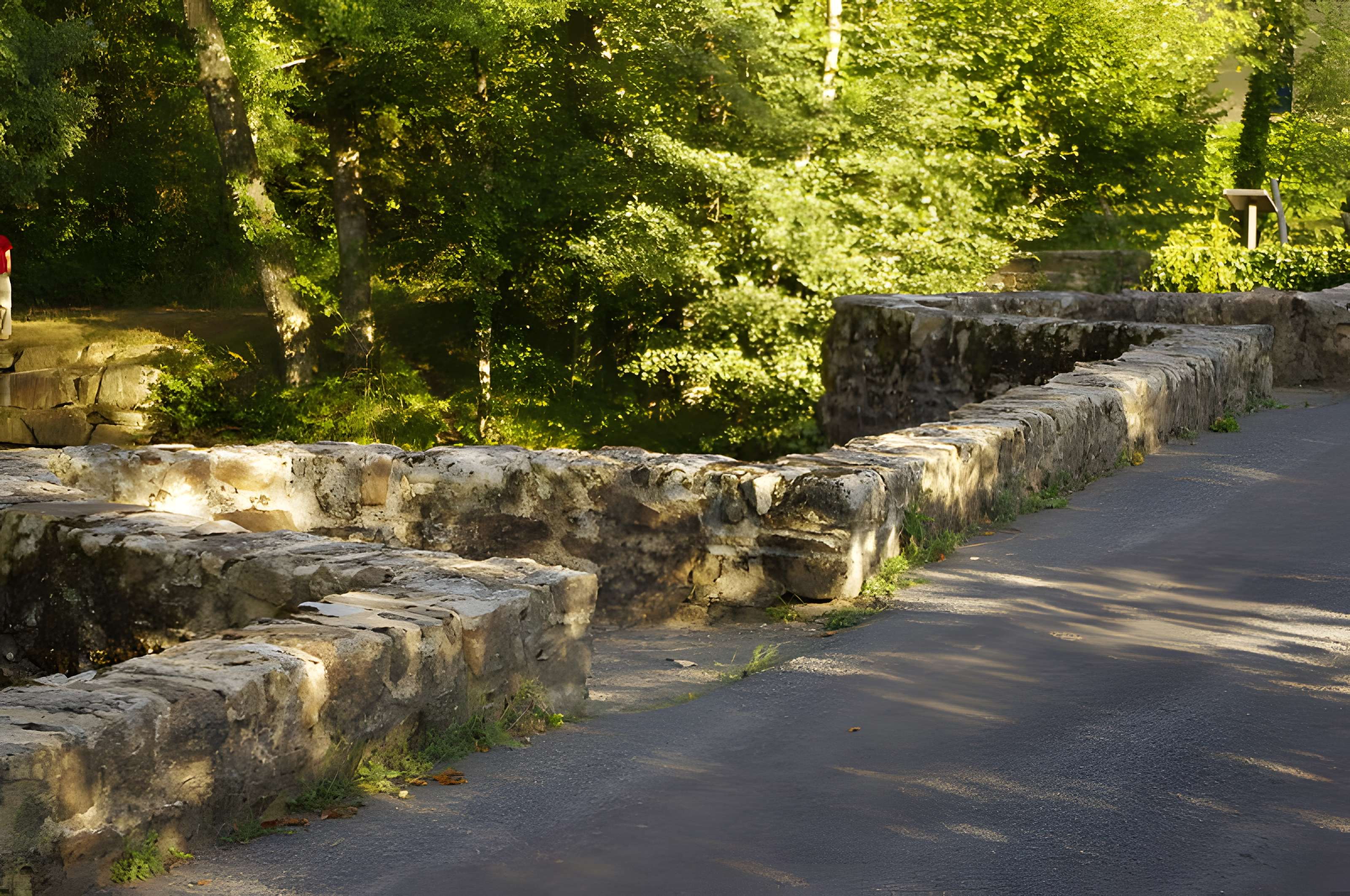 Pont dit Pont de la Tour sur la rivière de l'Isle (également sur communes de Saint-Yrieix-la-Perche et Le Chalard, dans la Haute-Vienne)
