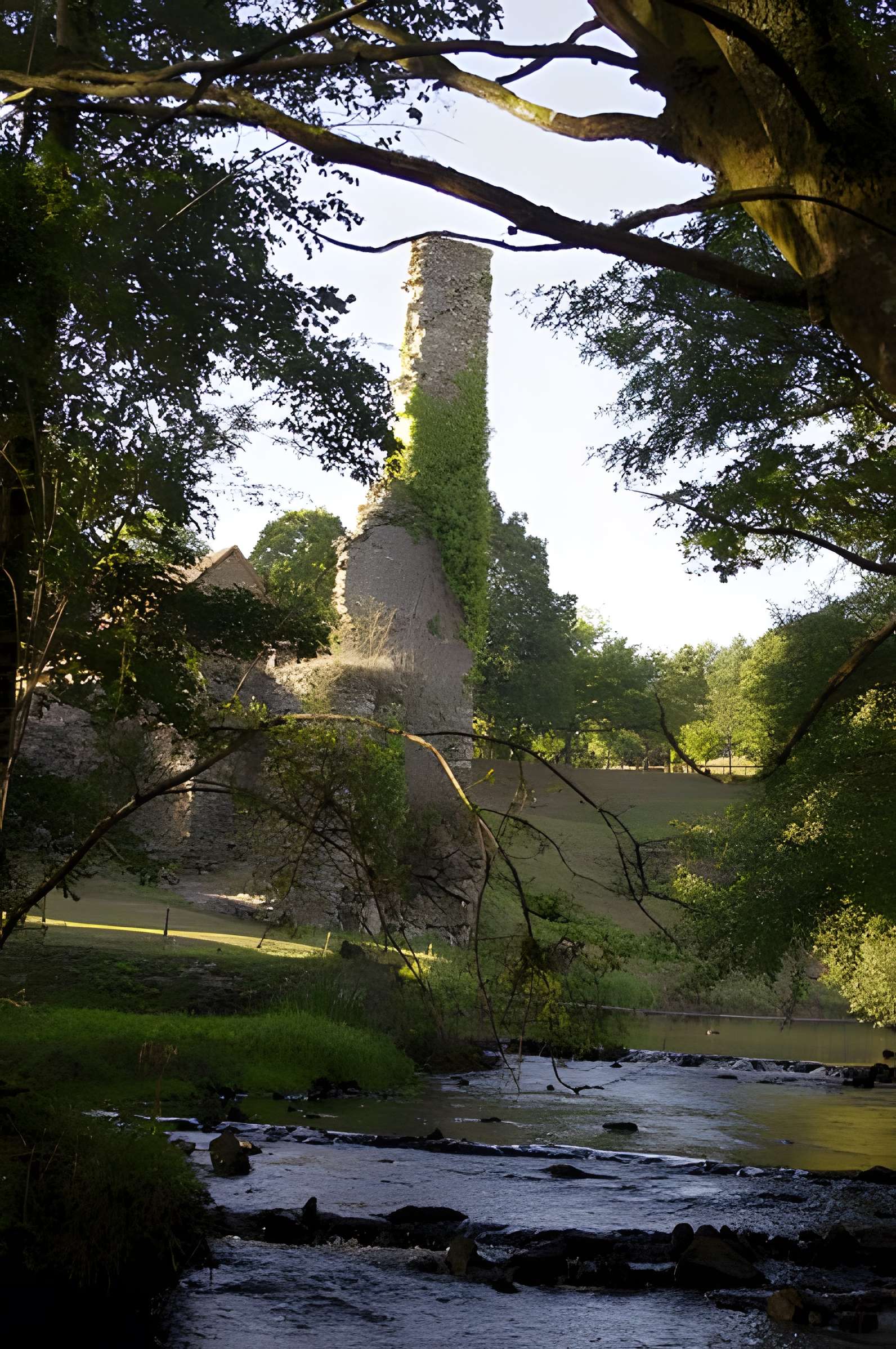 Pont dit Pont de la Tour sur la rivière de l'Isle (également sur communes de Saint-Yrieix-la-Perche et Le Chalard, dans la Haute-Vienne)