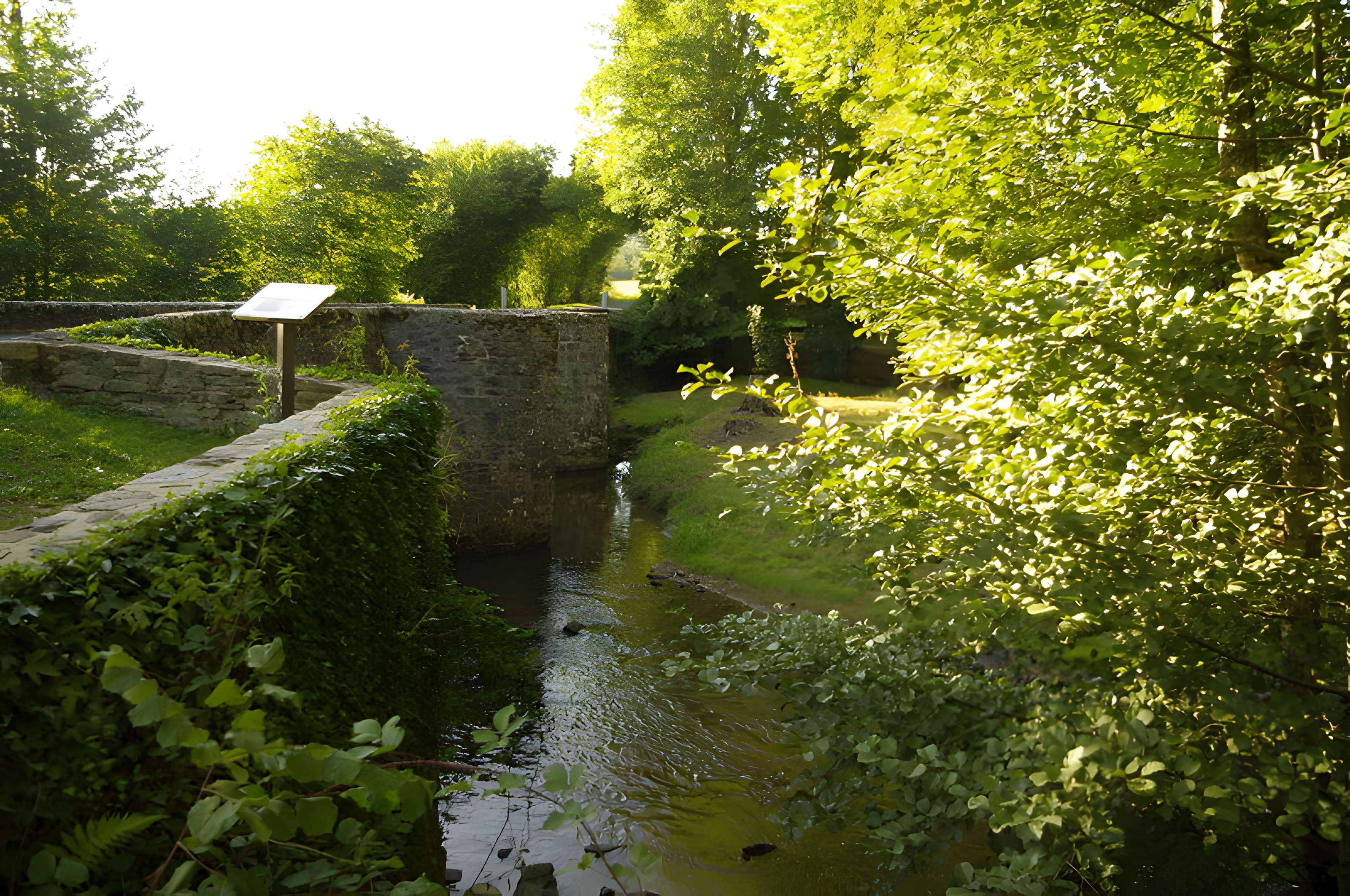 Pont dit Pont de la Tour sur la rivière de l'Isle (également sur communes de Saint-Yrieix-la-Perche et Le Chalard, dans la Haute-Vienne)