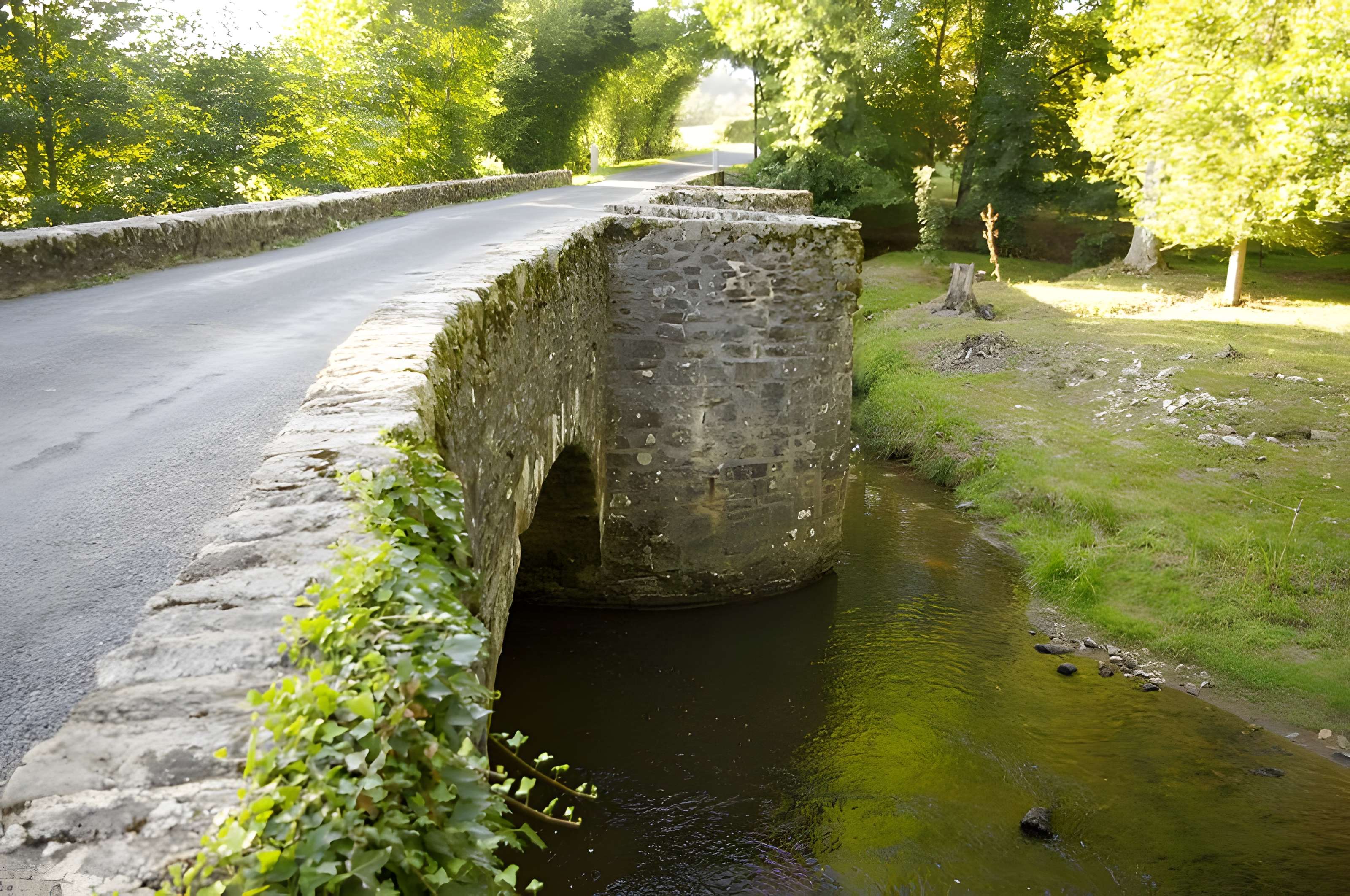 Pont dit Pont de la Tour sur la rivière de l'Isle (également sur communes de Saint-Yrieix-la-Perche et Le Chalard, dans la Haute-Vienne)