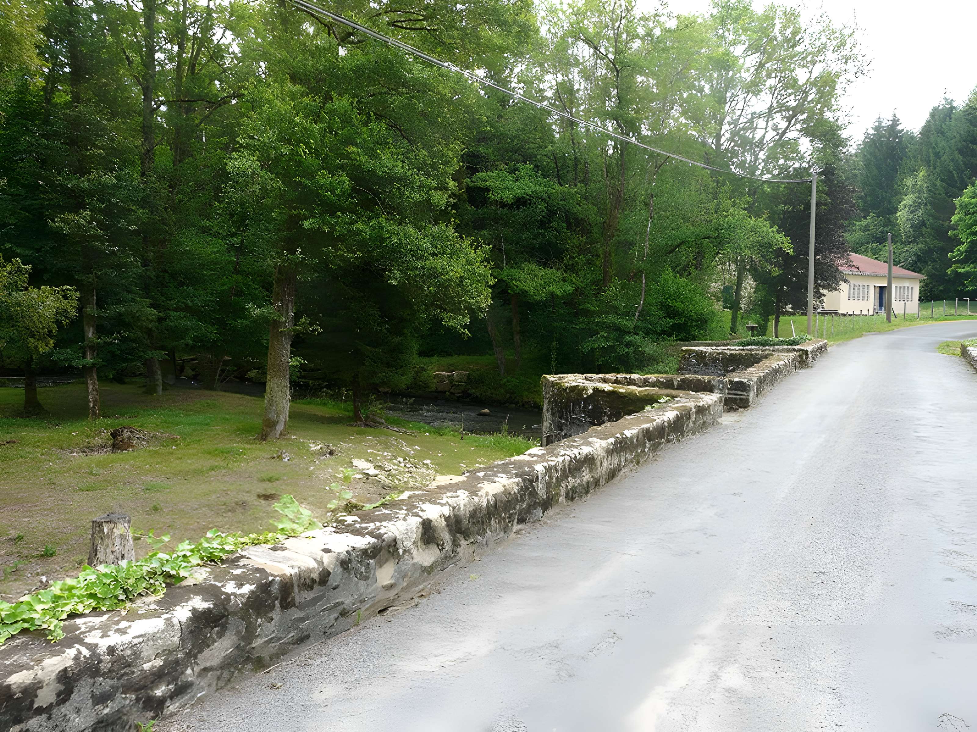 Pont dit Pont de la Tour sur la rivière de l'Isle (également sur communes de Saint-Yrieix-la-Perche et Le Chalard, dans la Haute-Vienne)