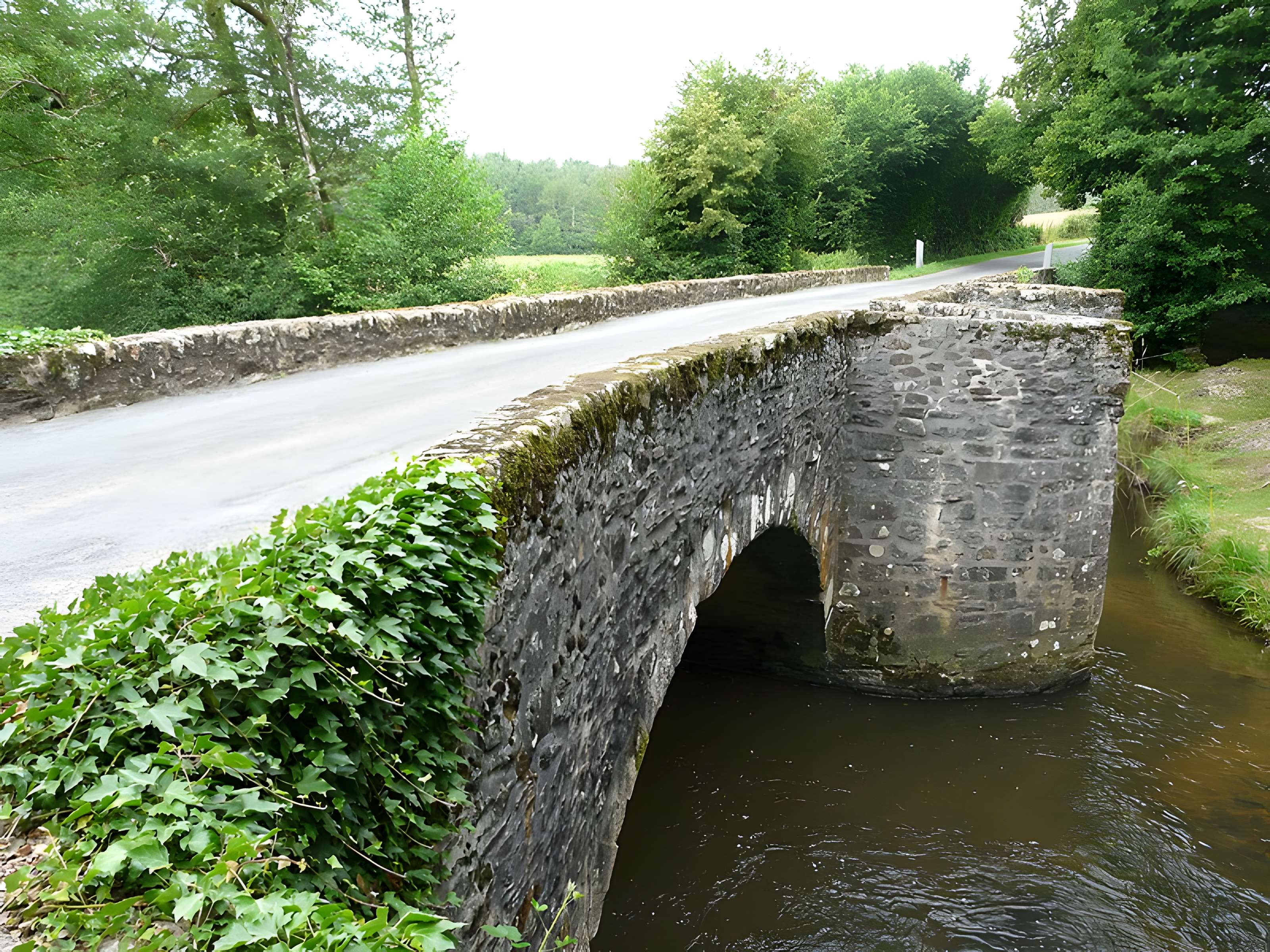 Pont dit Pont de la Tour sur la rivière de l'Isle (également sur communes de Saint-Yrieix-la-Perche et Le Chalard, dans la Haute-Vienne)