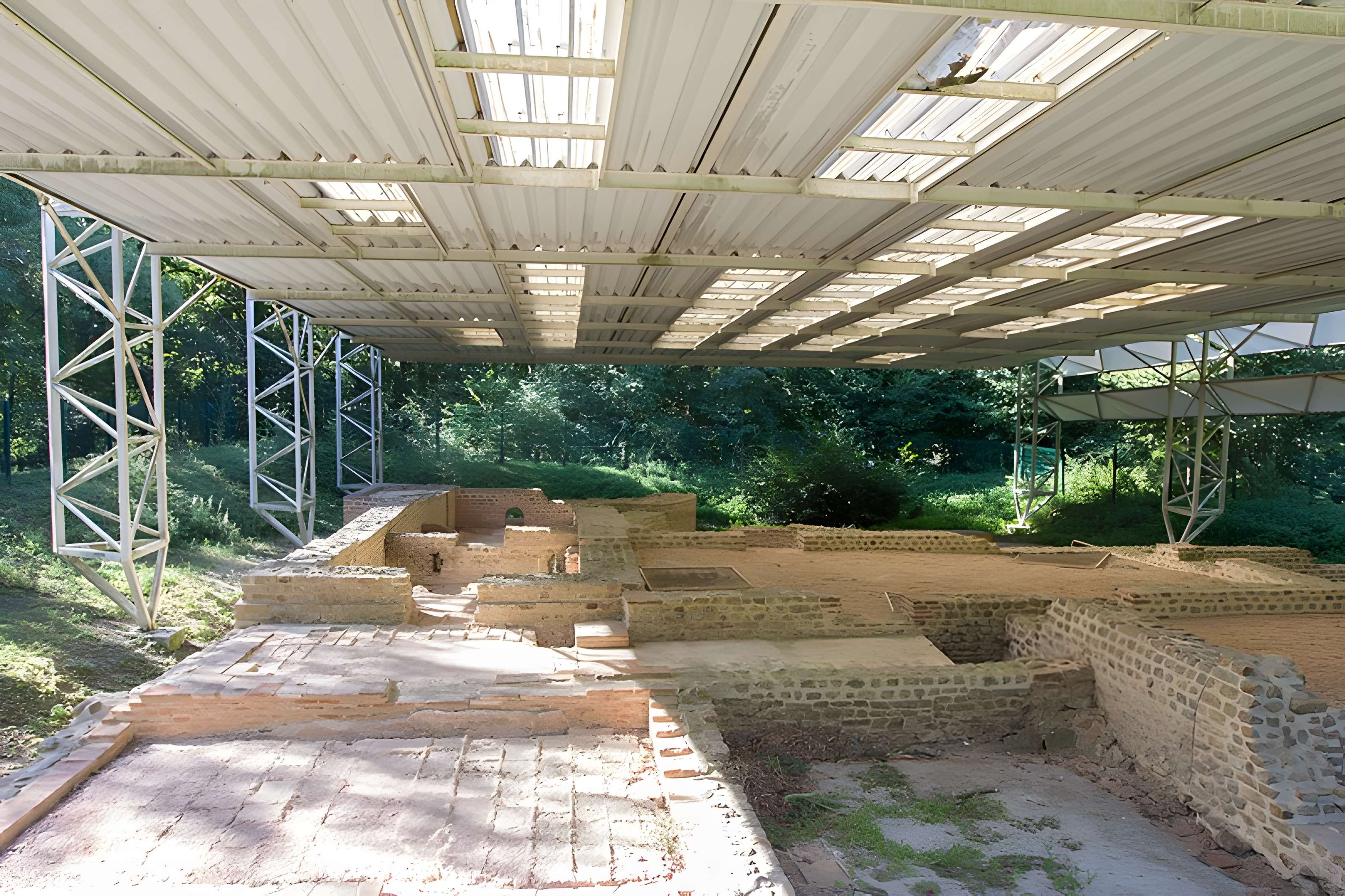 Substructions gallo-romaines et vestiges de thermes