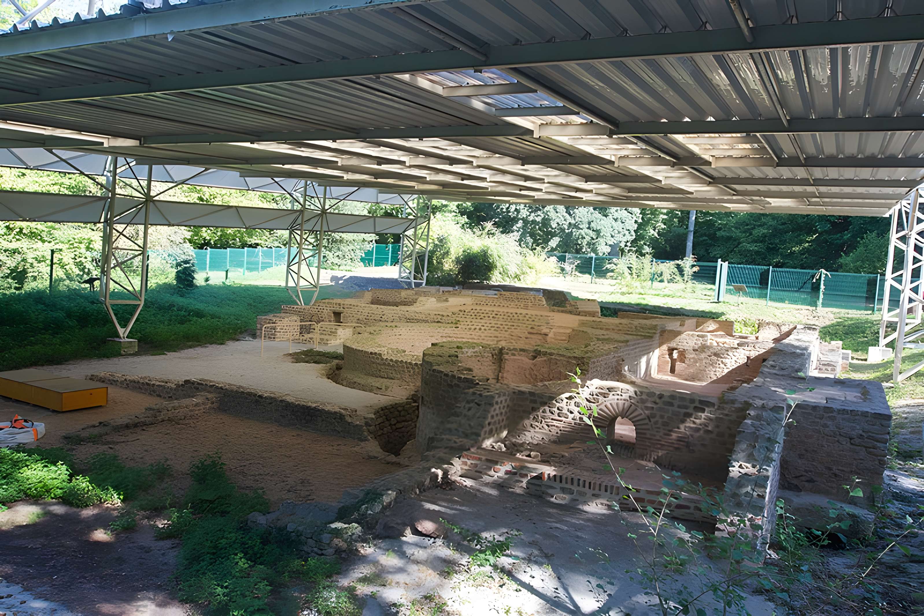 Substructions gallo-romaines et vestiges de thermes