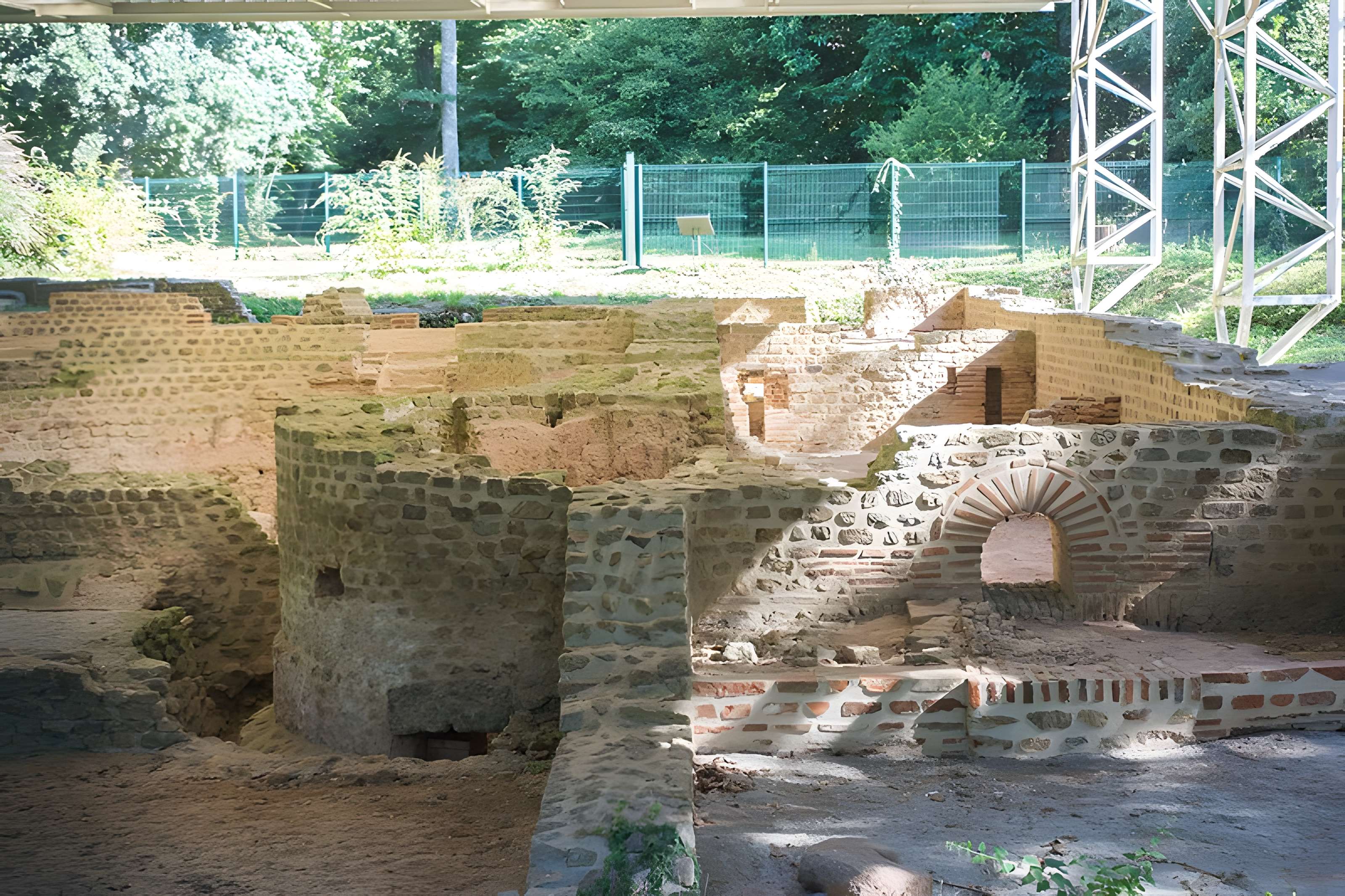 Substructions gallo-romaines et vestiges de thermes