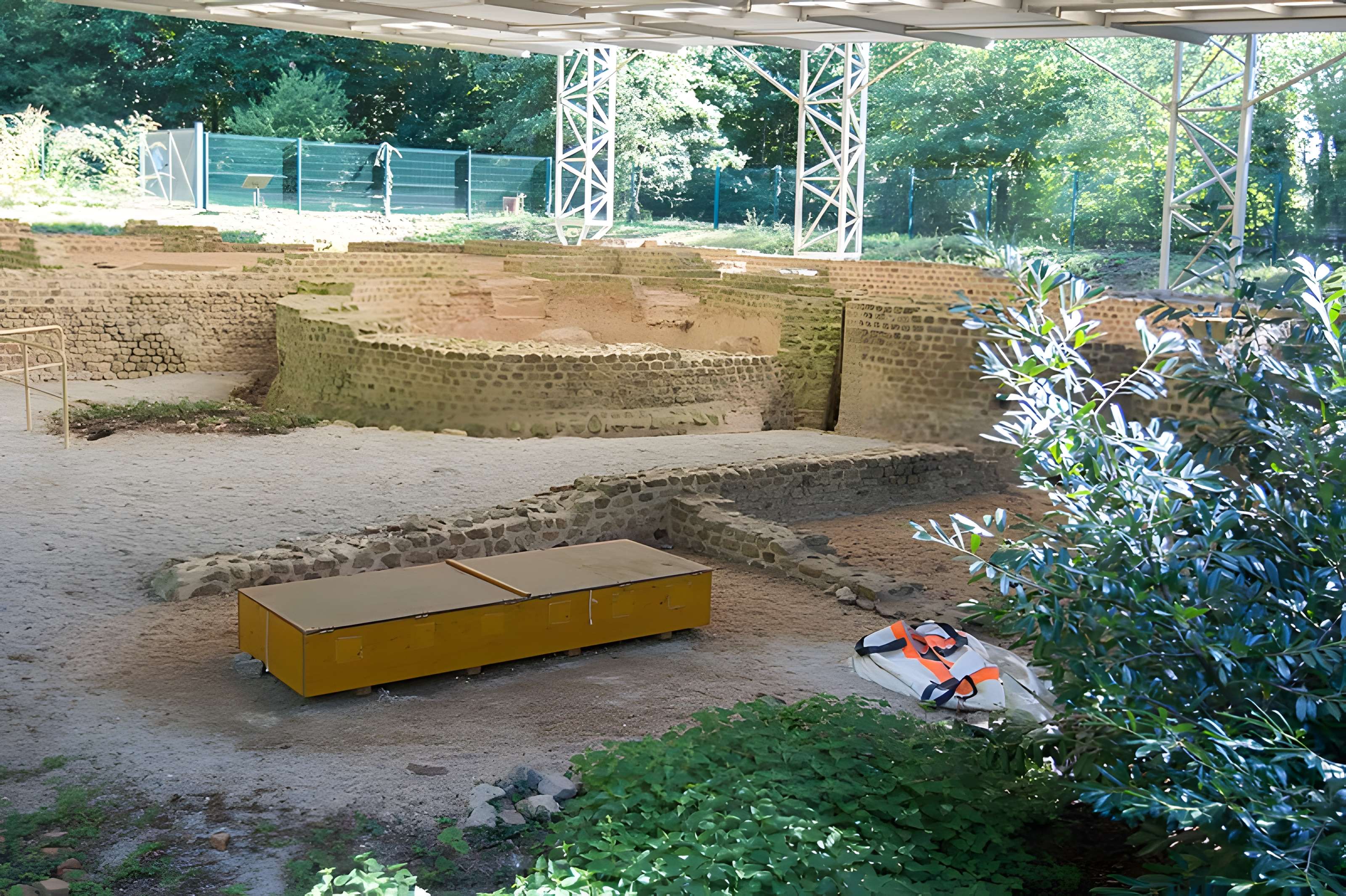 Substructions gallo-romaines et vestiges de thermes