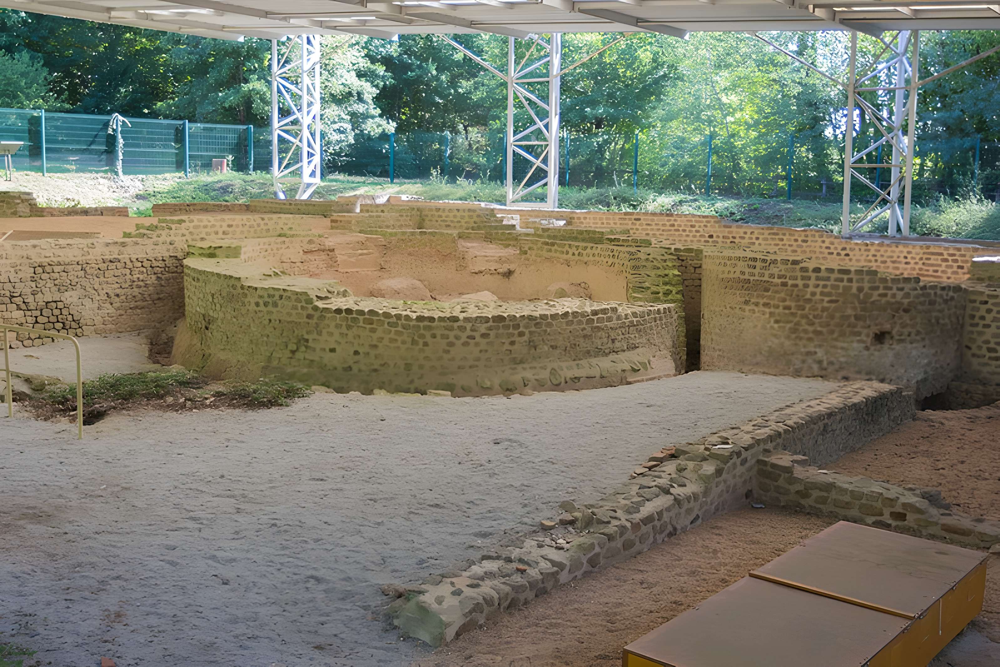 Substructions gallo-romaines et vestiges de thermes