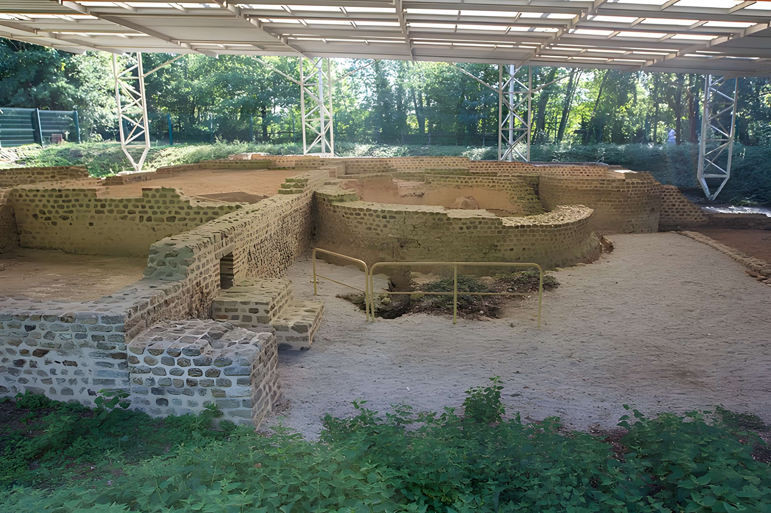 Substructions gallo-romaines et vestiges de thermes