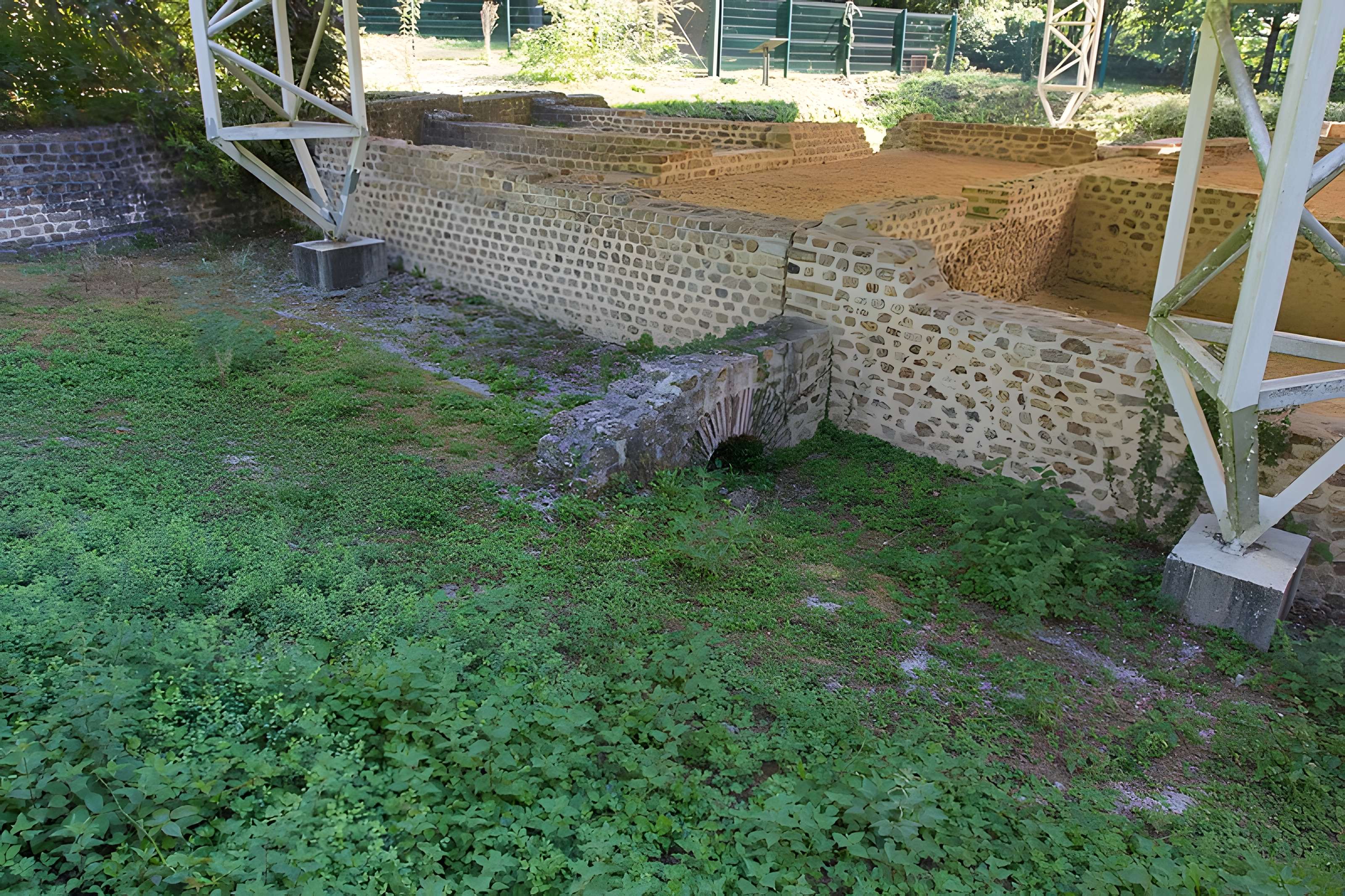 Substructions gallo-romaines et vestiges de thermes