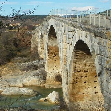 Pont Julien de Bonnieux