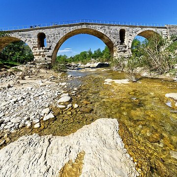 Pont Julien de Bonnieux
