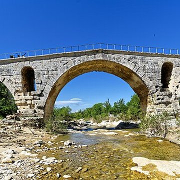 Pont Julien de Bonnieux
