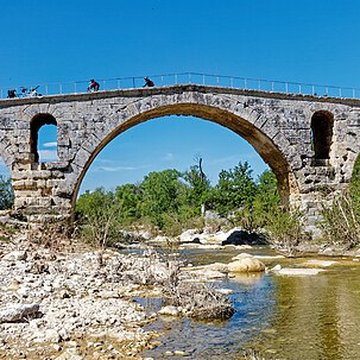 Pont Julien de Bonnieux