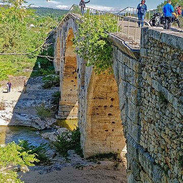 Pont Julien de Bonnieux