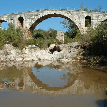 Pont Julien de Bonnieux