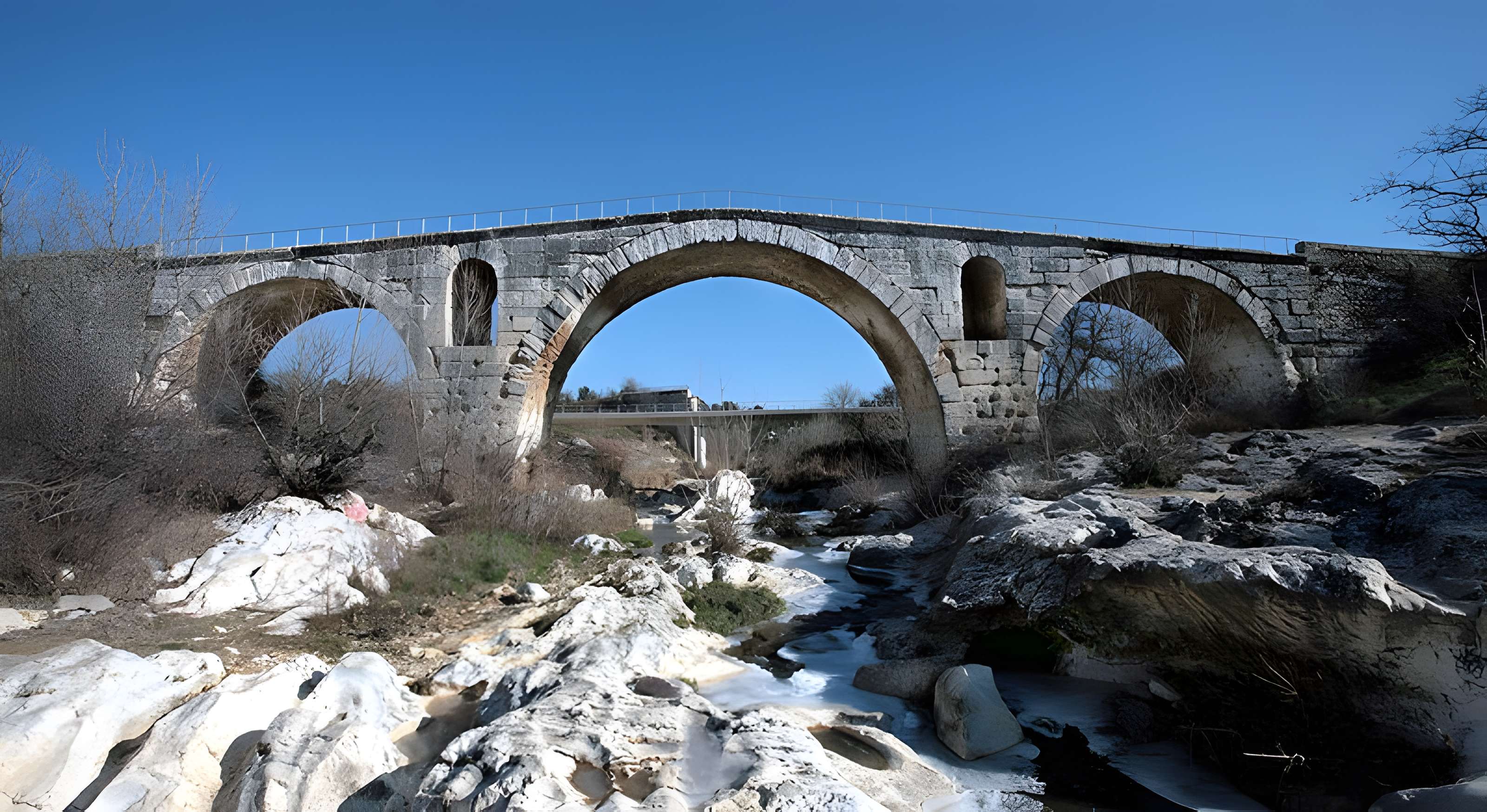 Pont Julien de Bonnieux 