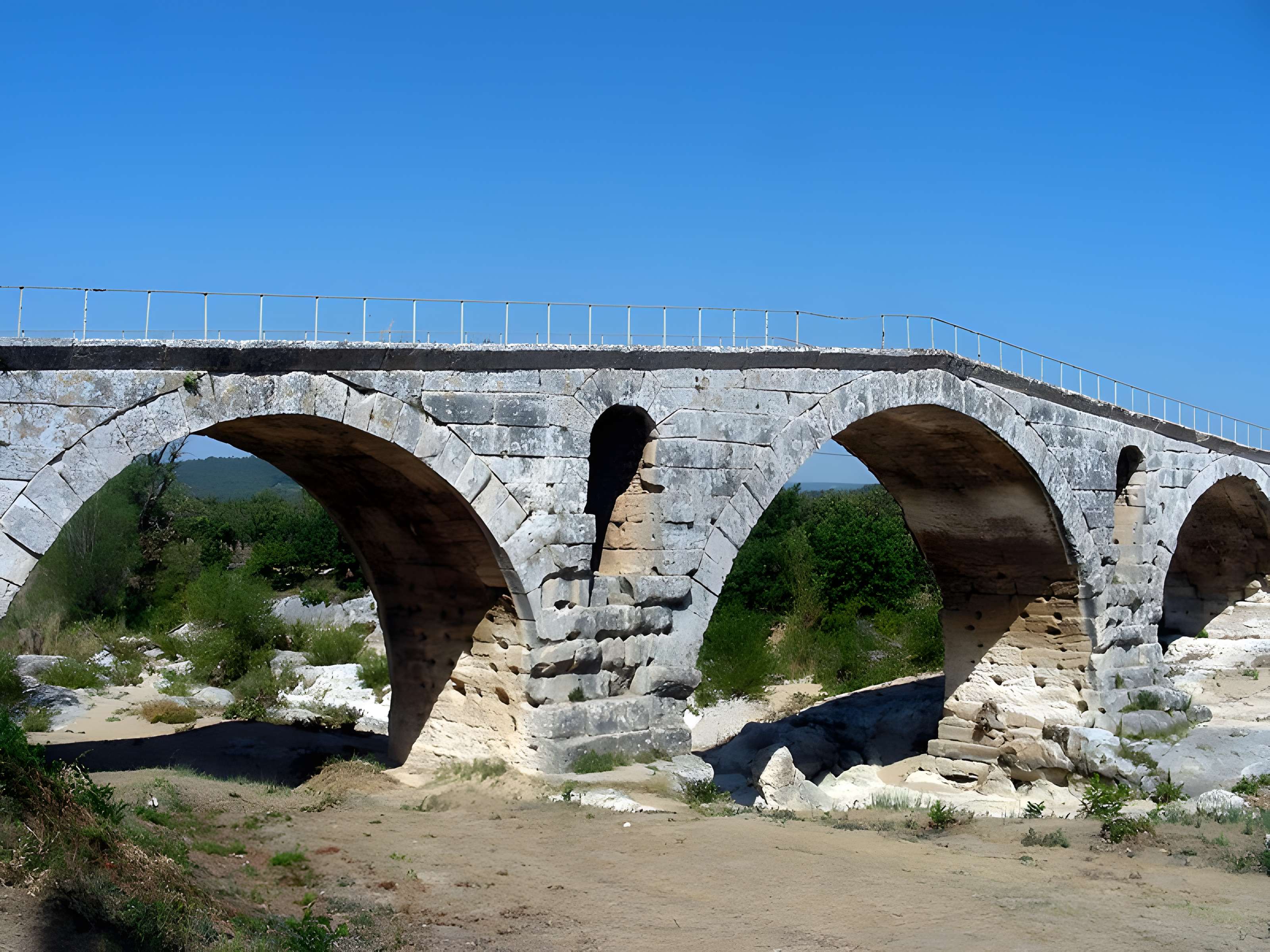 Pont Julien de Bonnieux