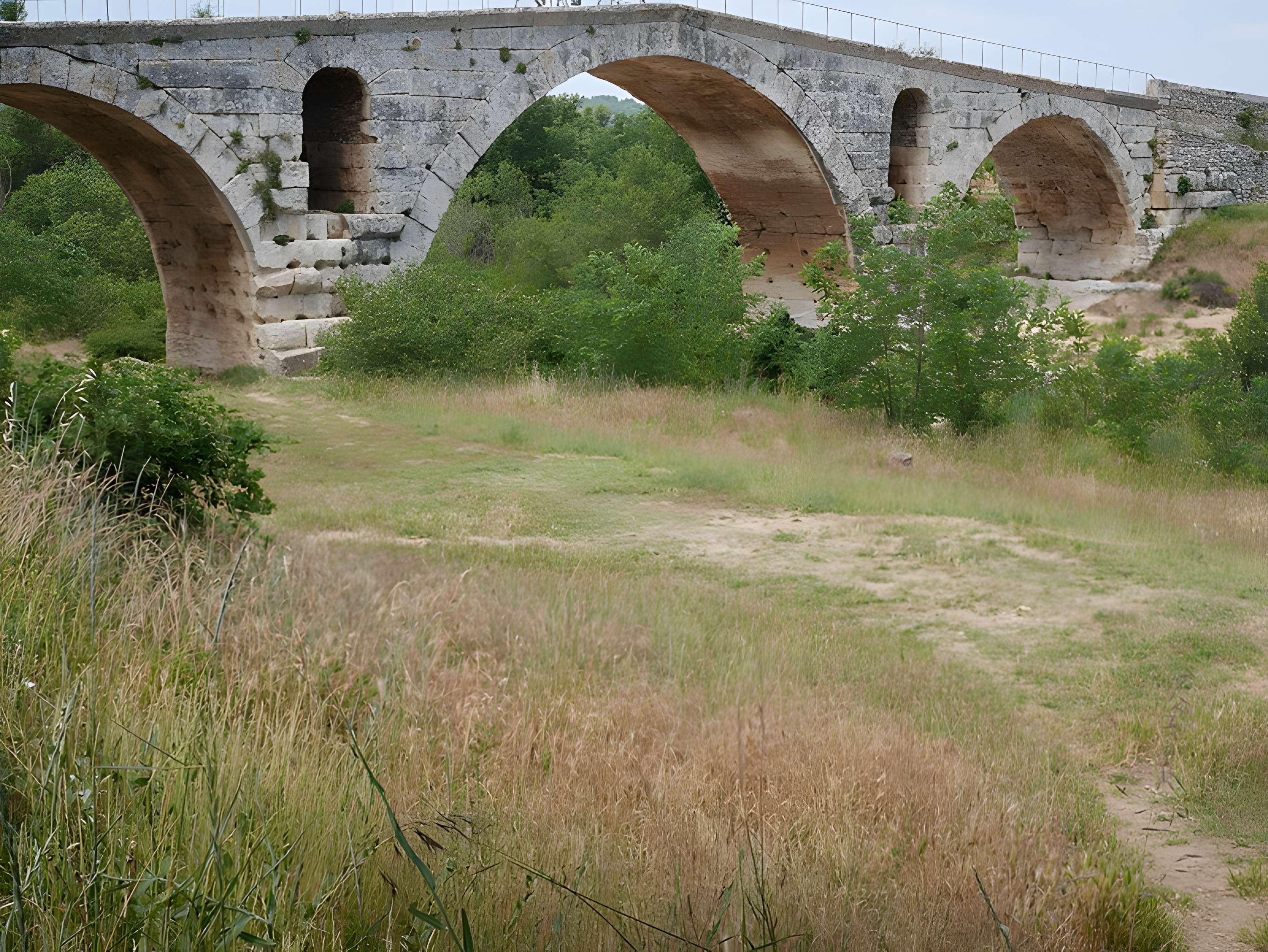 Pont Julien de Bonnieux