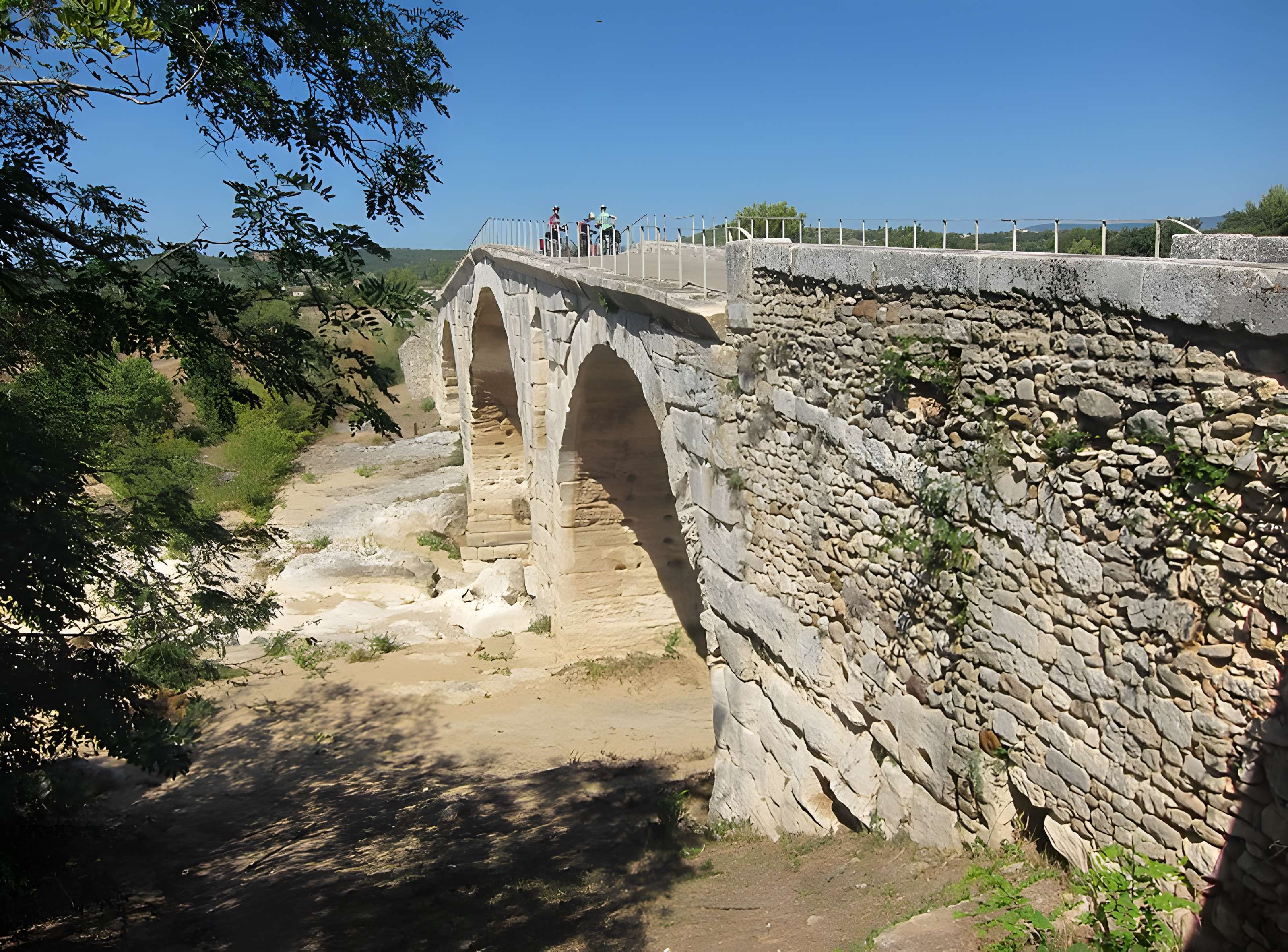 Pont Julien de Bonnieux