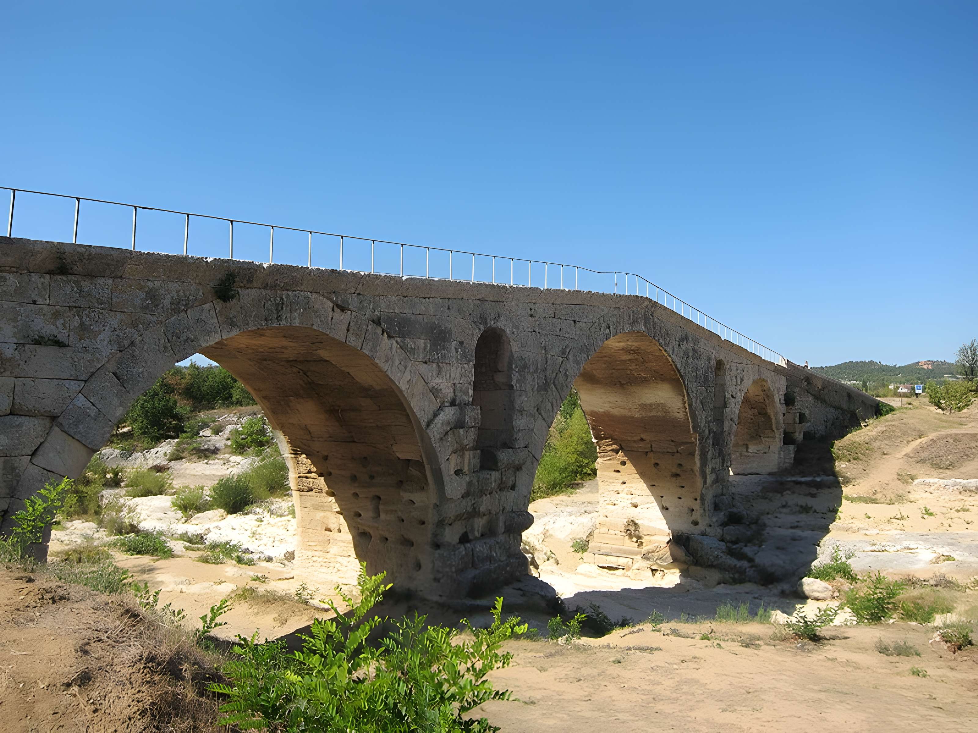 Pont Julien de Bonnieux