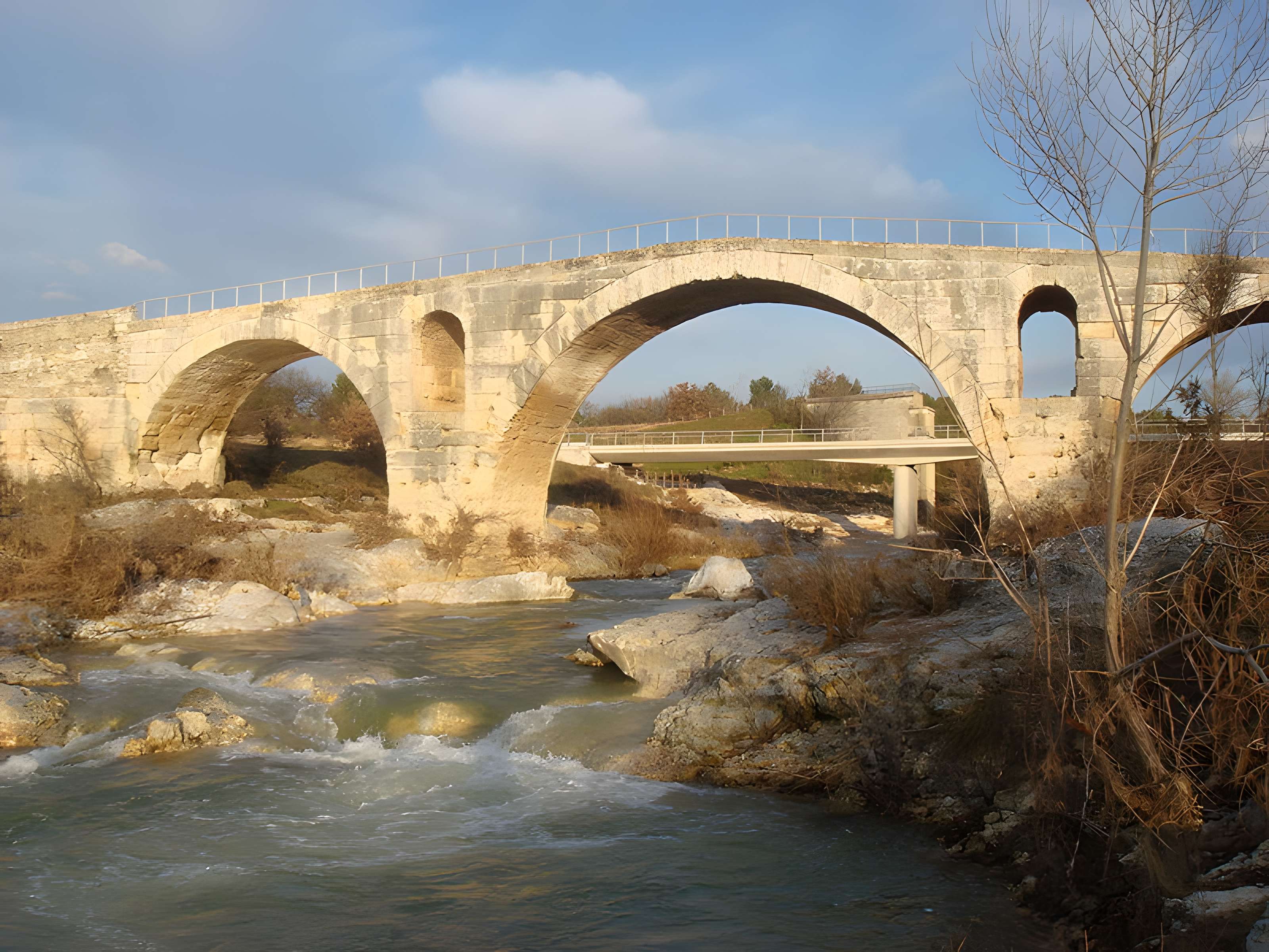 Pont Julien de Bonnieux