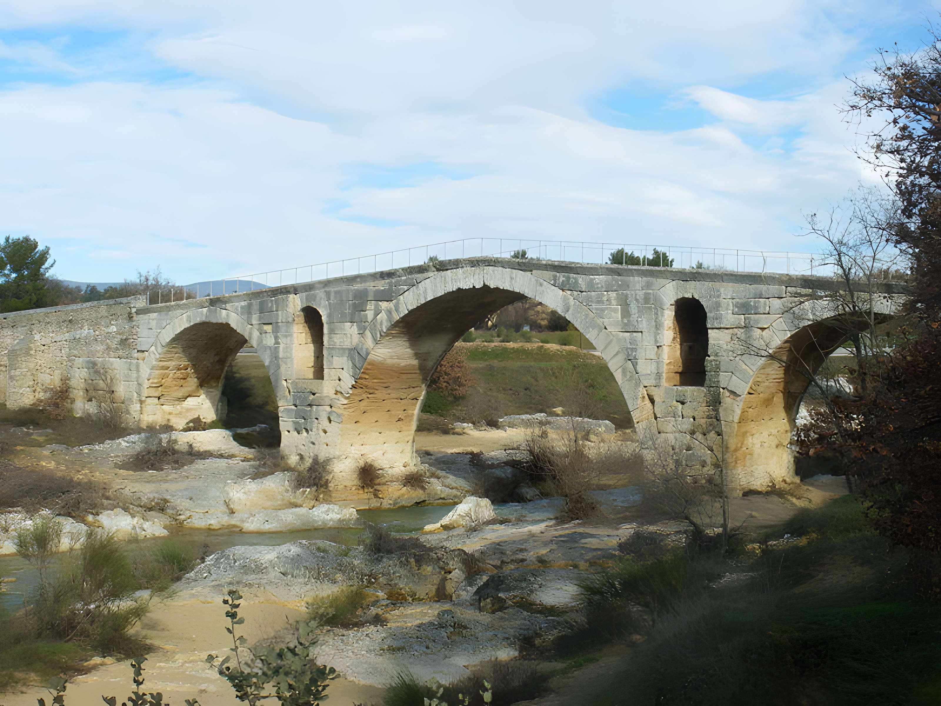 Pont Julien de Bonnieux