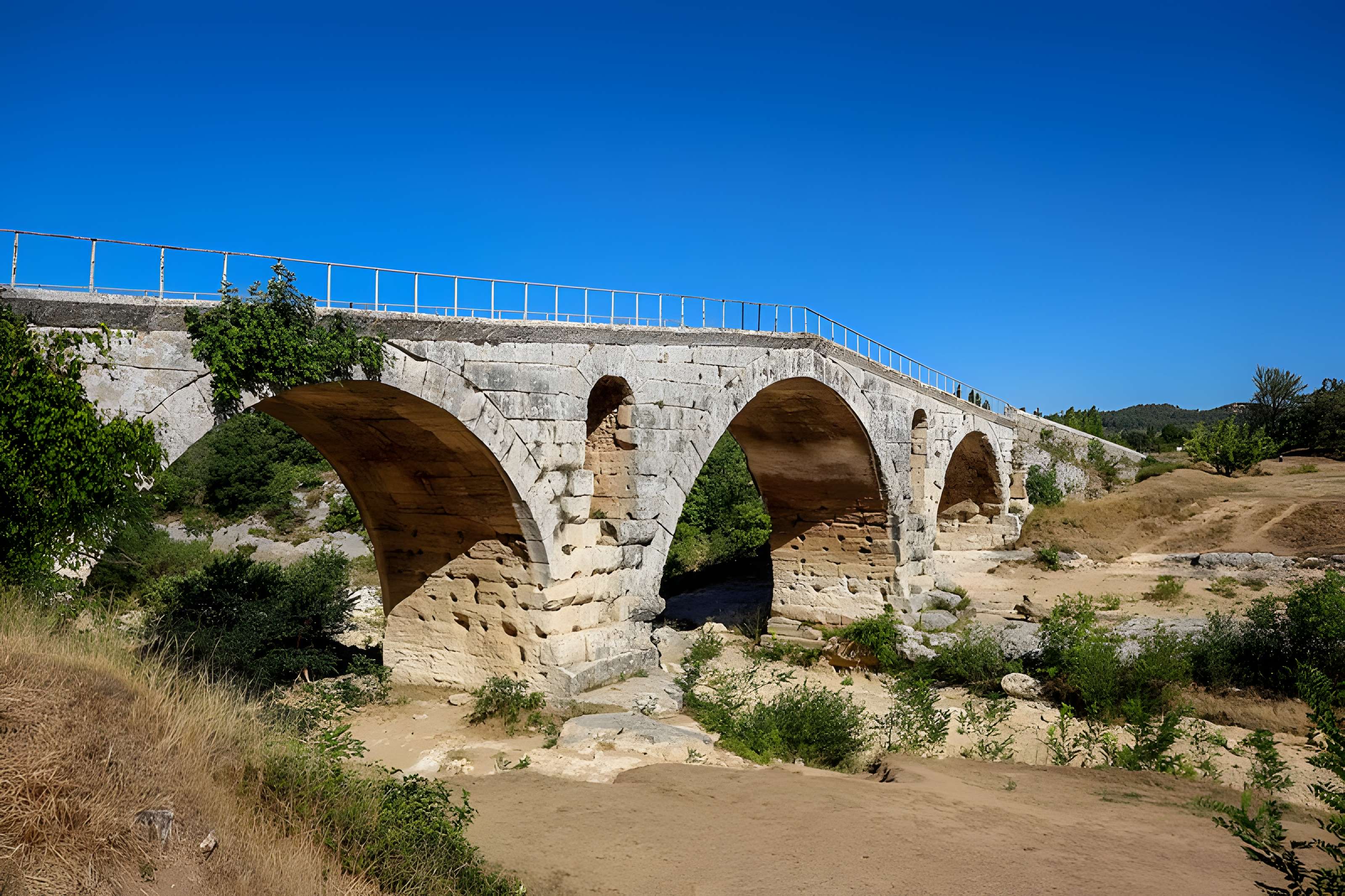 Pont Julien de Bonnieux