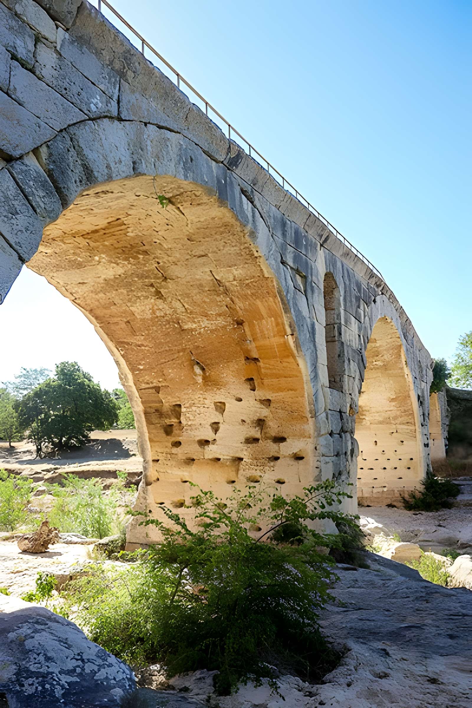 Pont Julien de Bonnieux