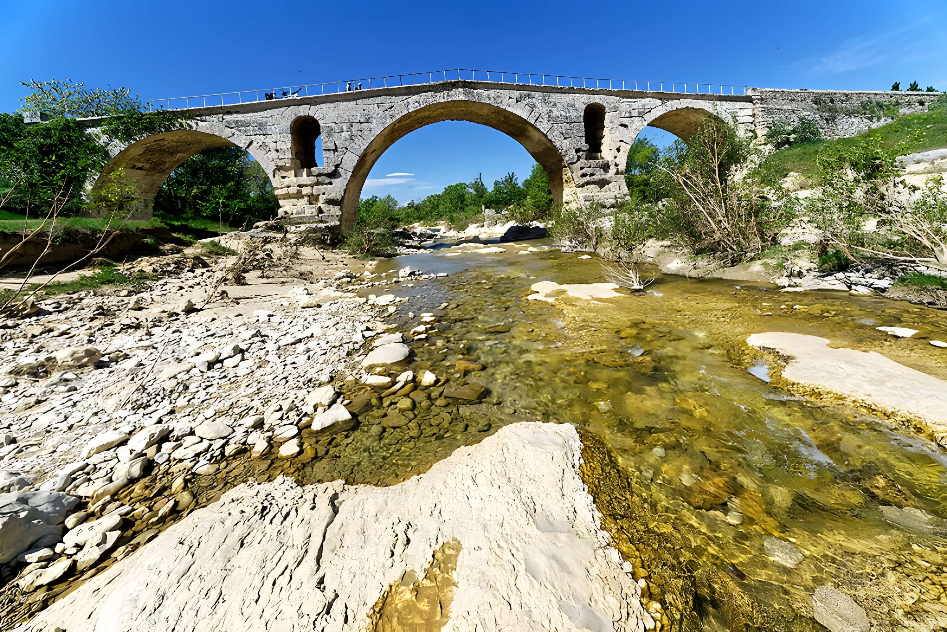 Pont Julien de Bonnieux
