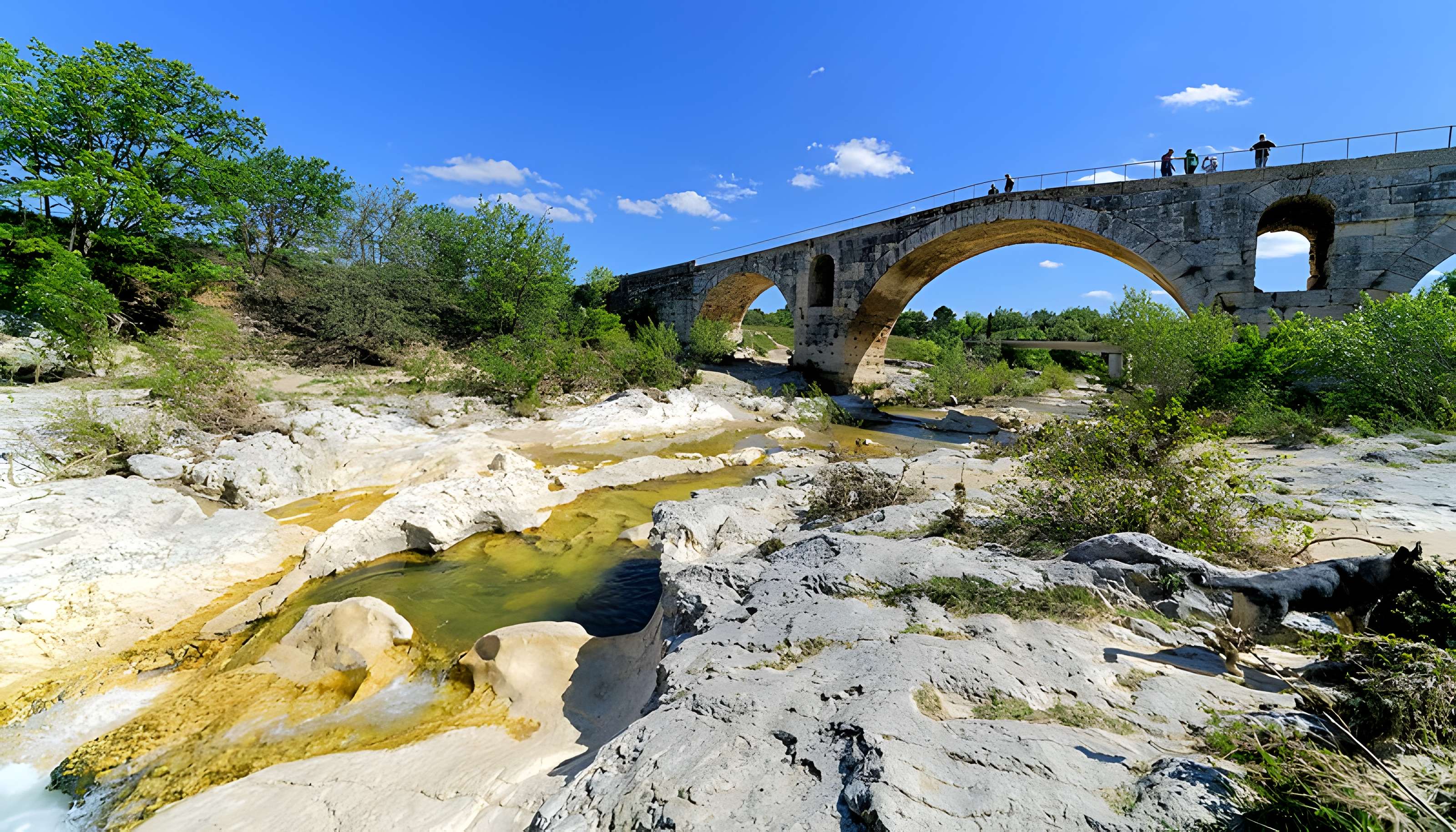 Pont Julien de Bonnieux