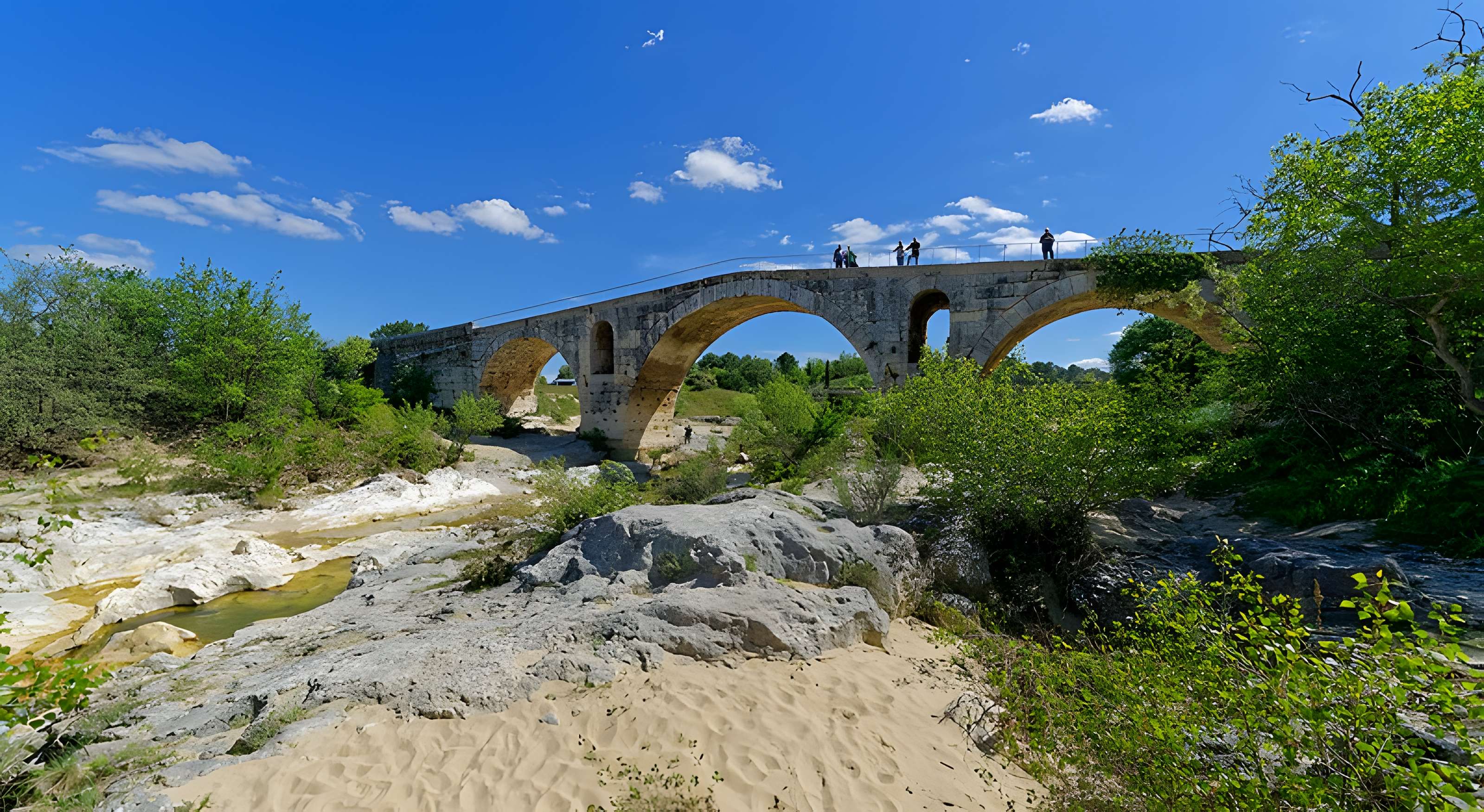 Pont Julien de Bonnieux