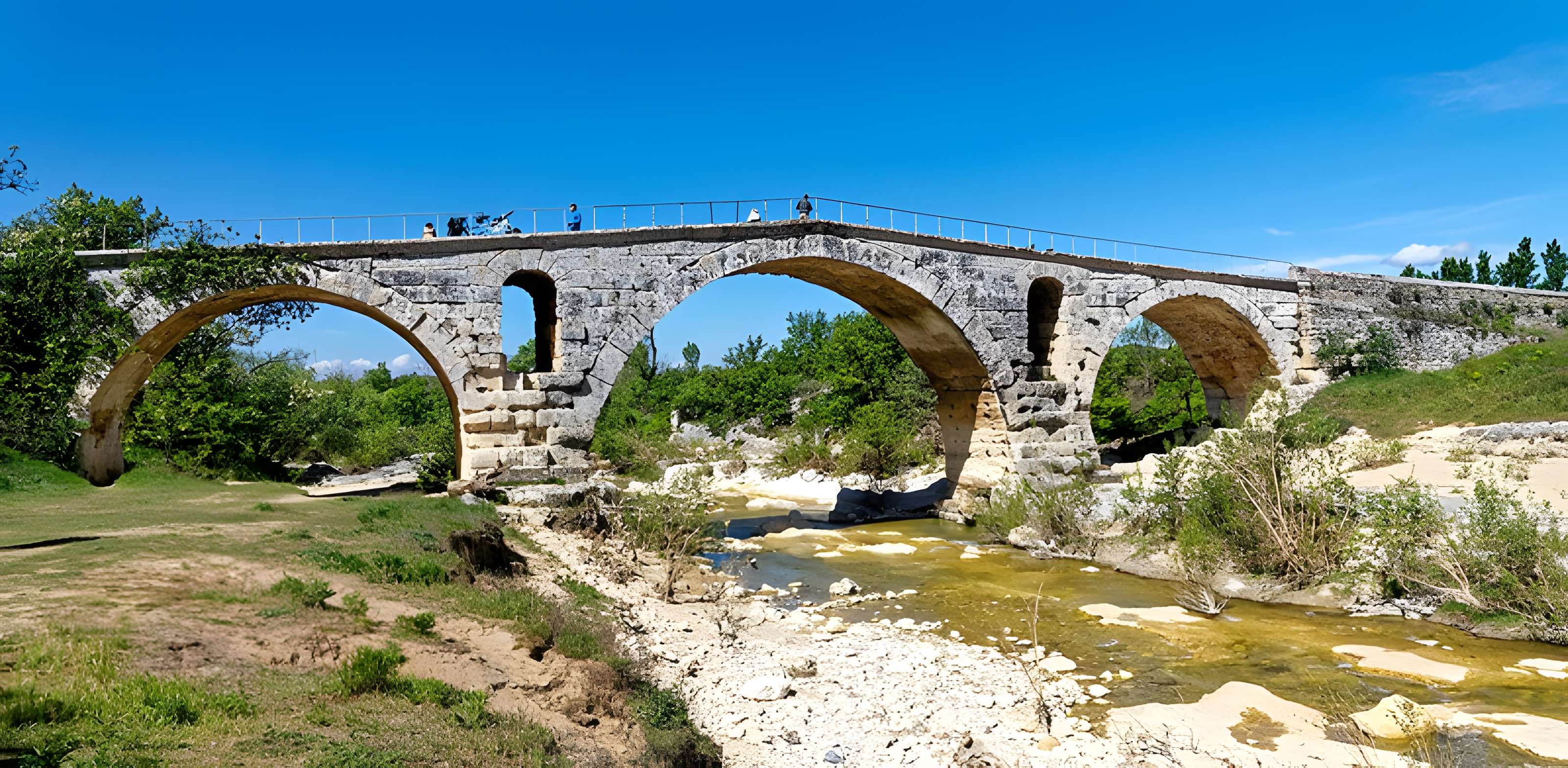 Pont Julien de Bonnieux