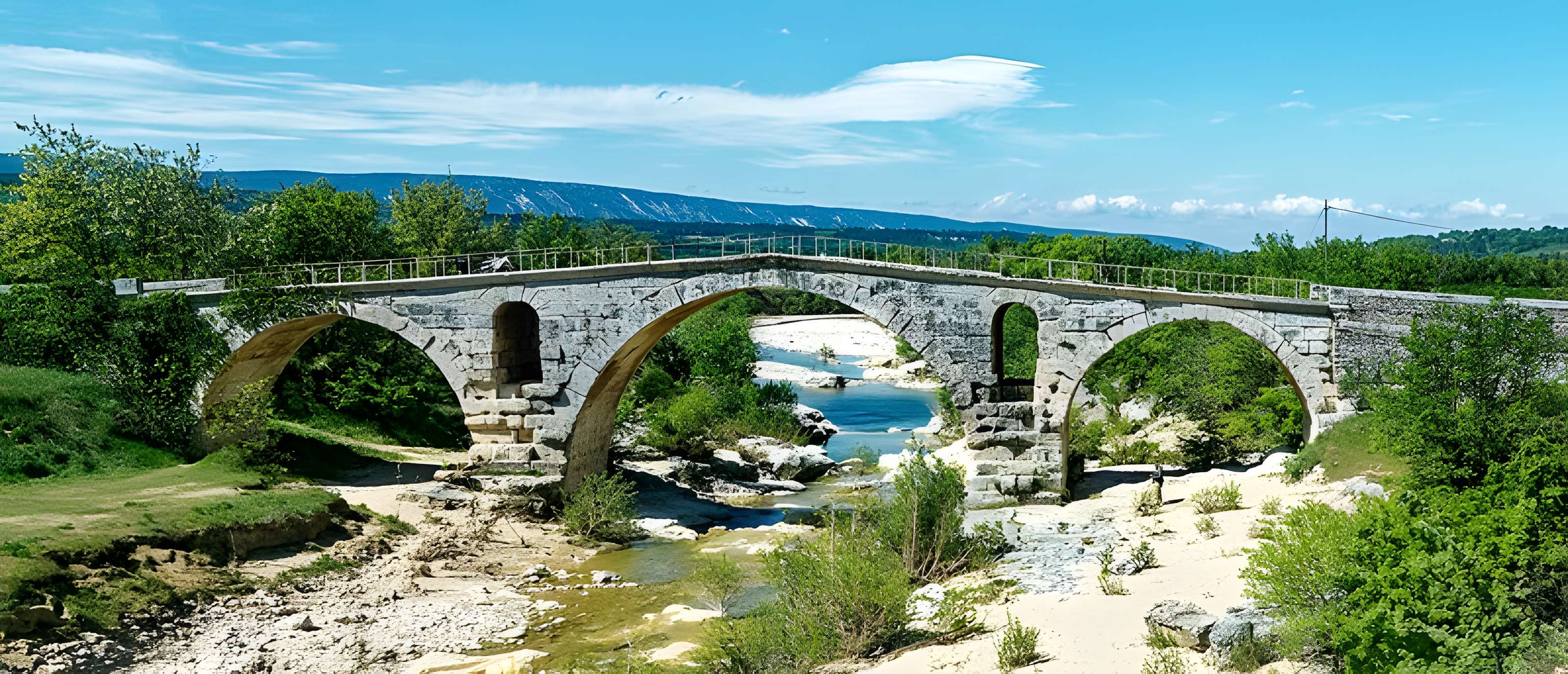 Pont Julien de Bonnieux