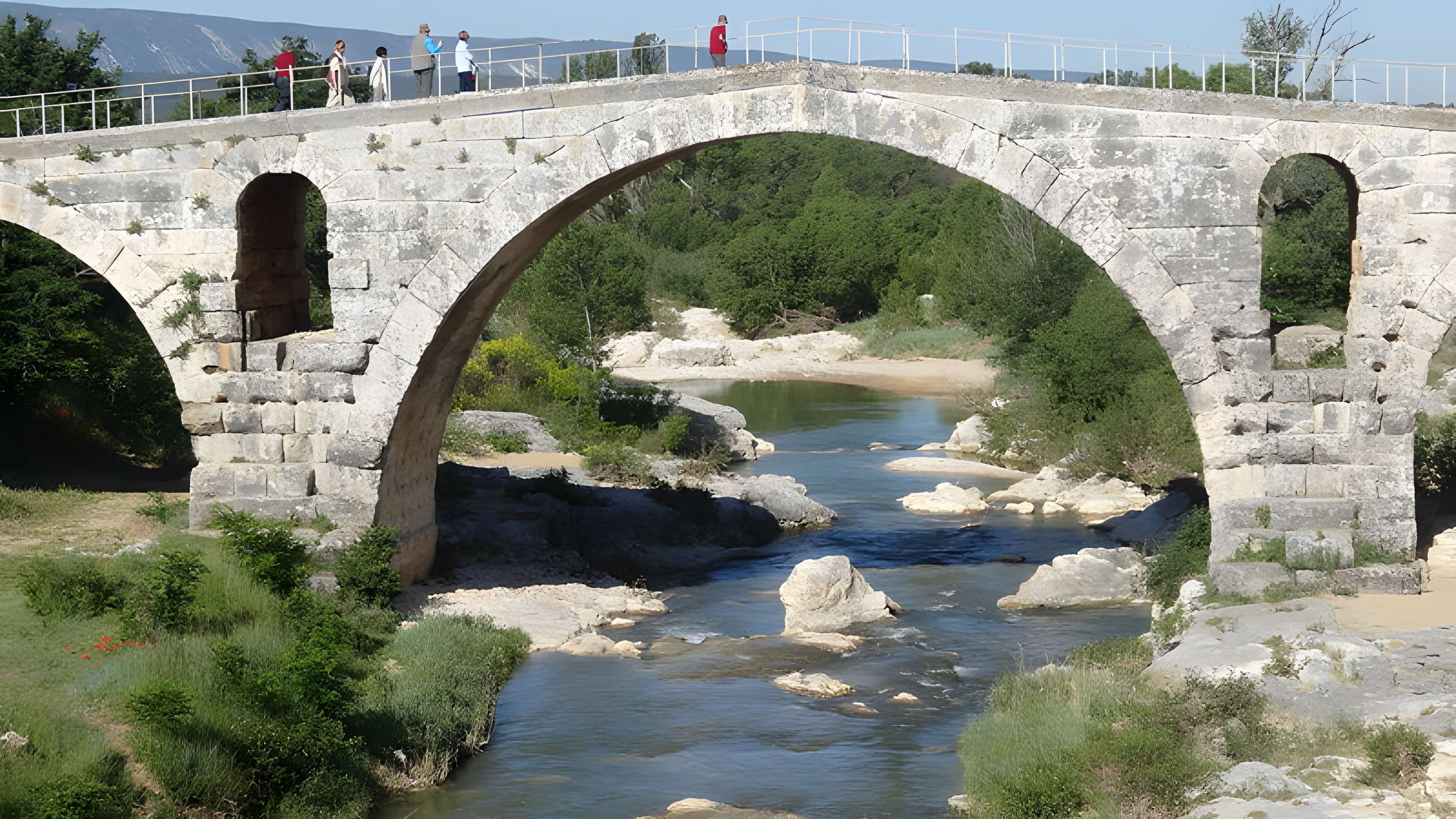 Pont Julien de Bonnieux