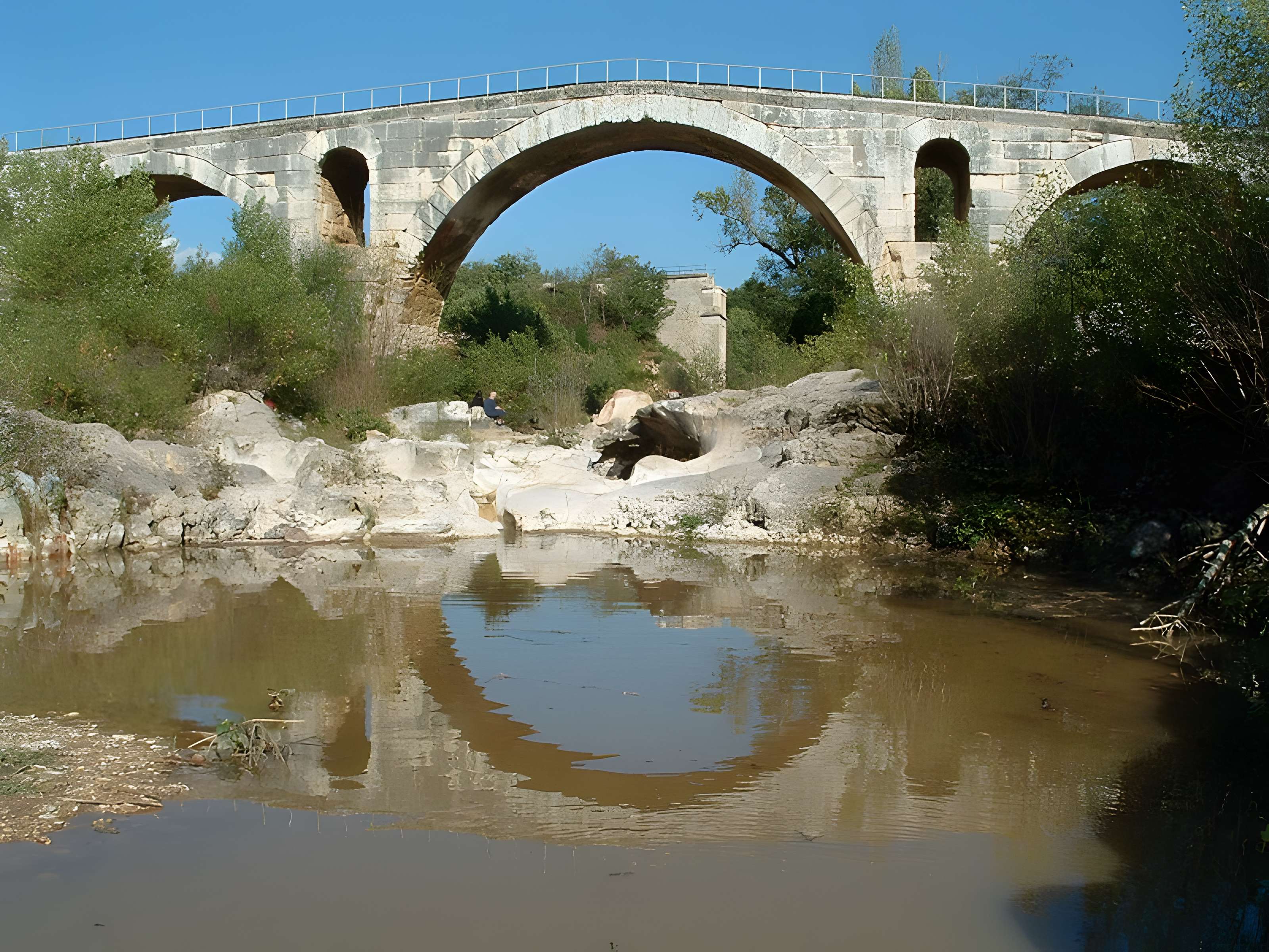 Pont Julien de Bonnieux