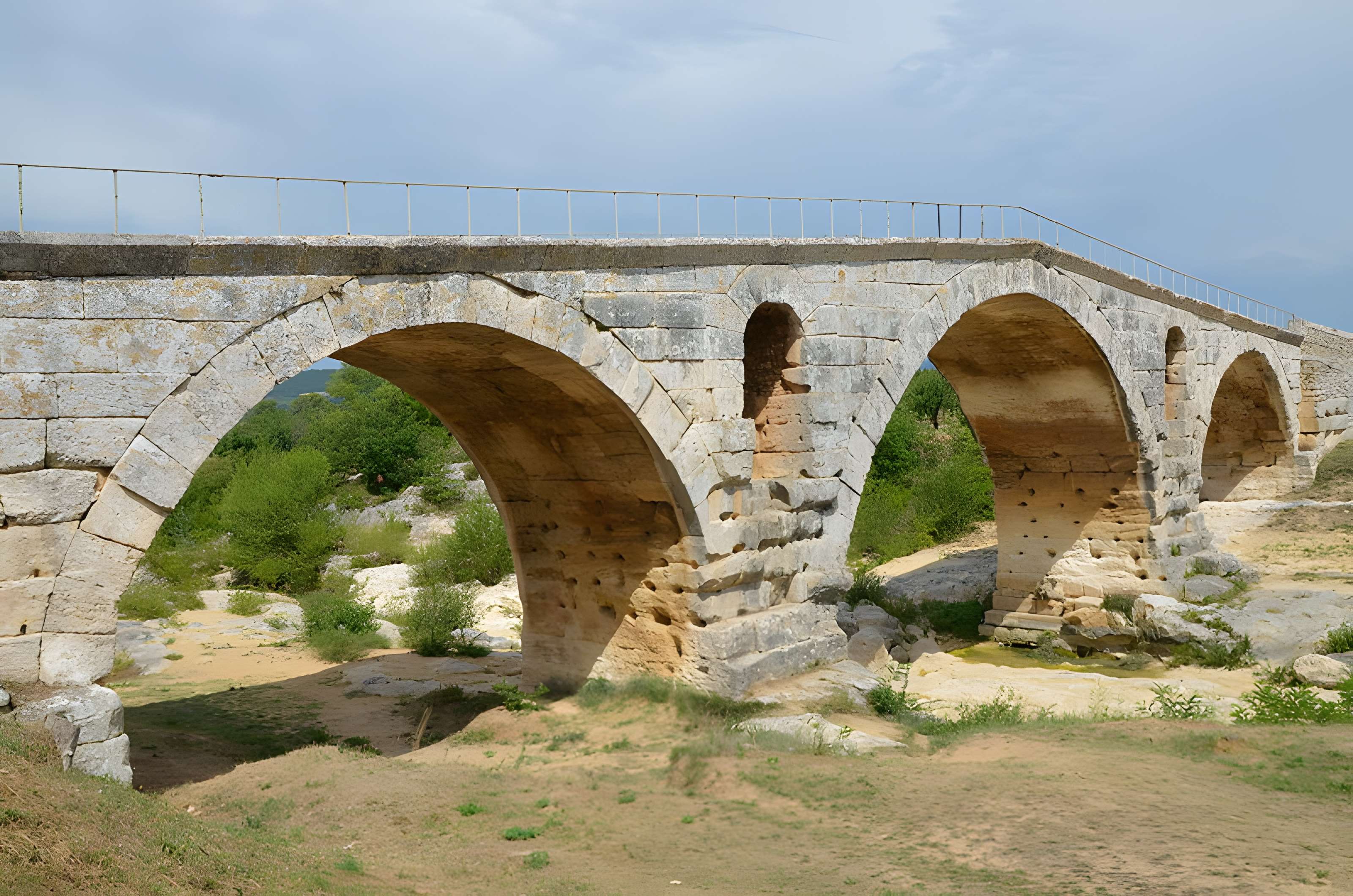 Pont Julien de Bonnieux