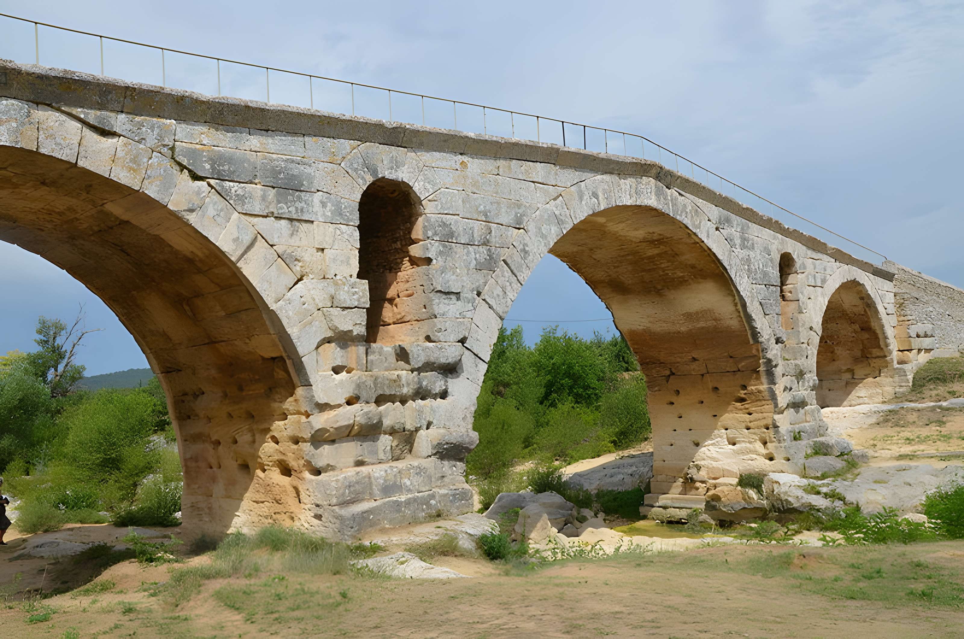 Pont Julien de Bonnieux