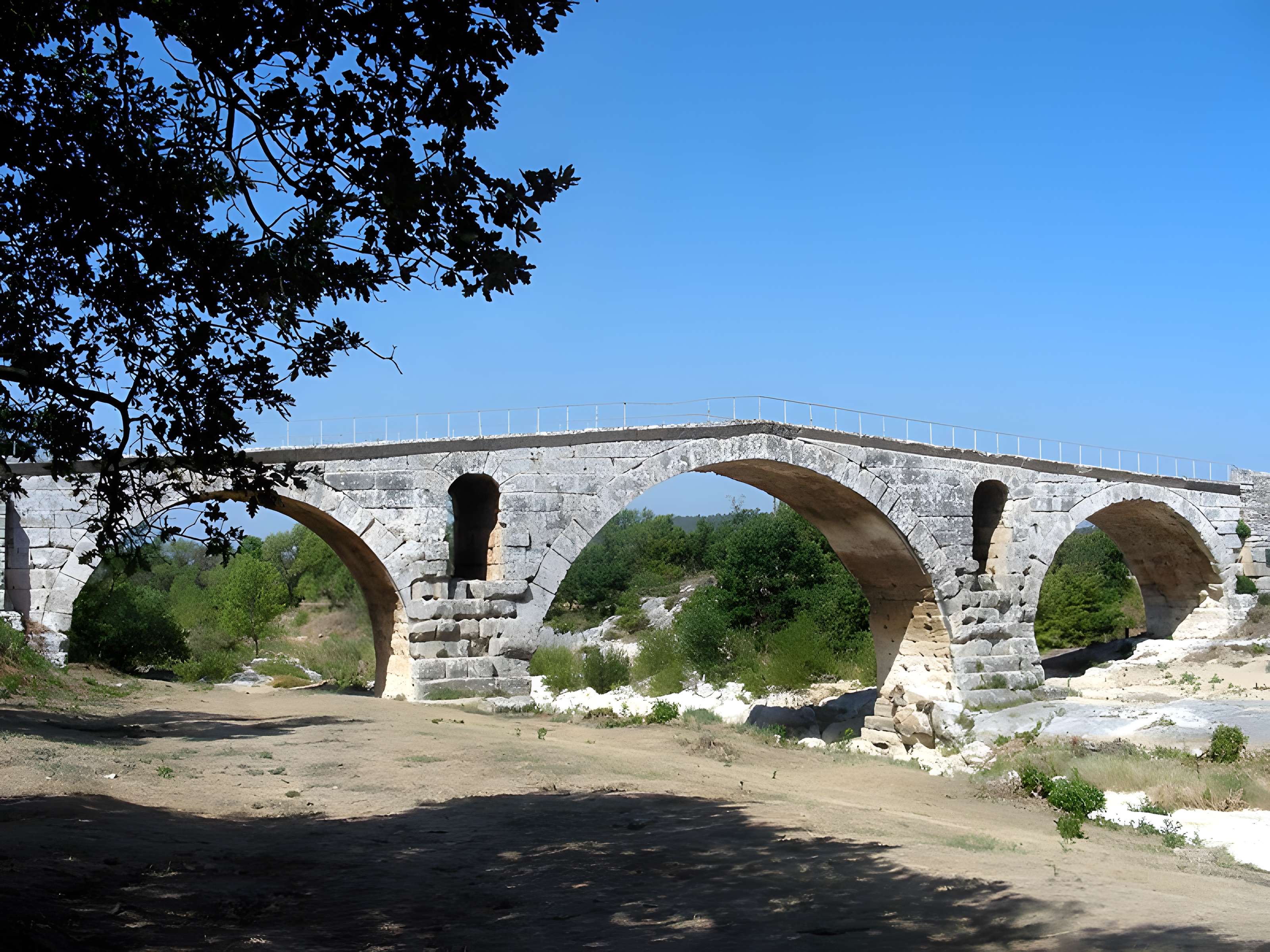 Pont Julien de Bonnieux