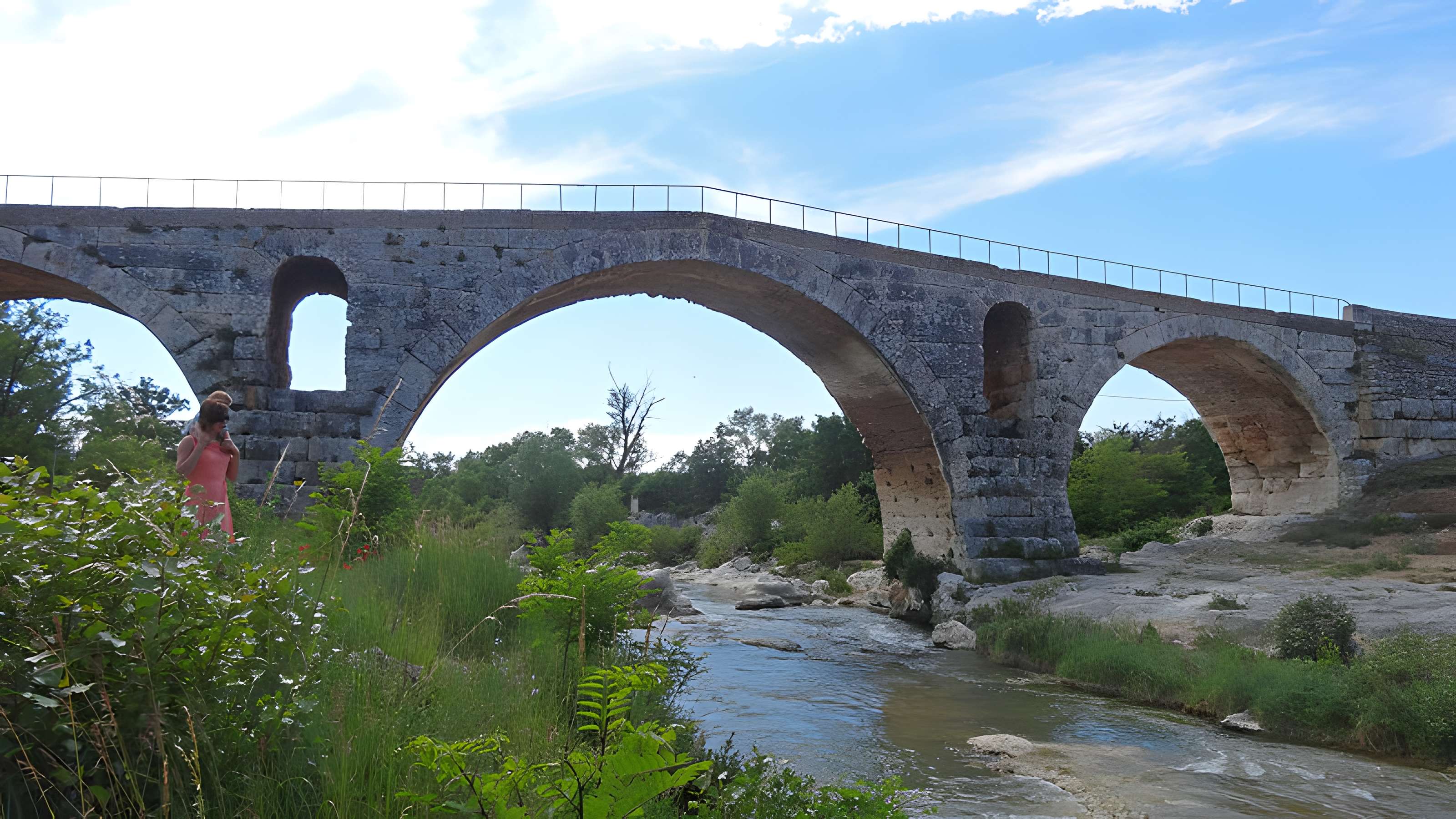Pont Julien de Bonnieux