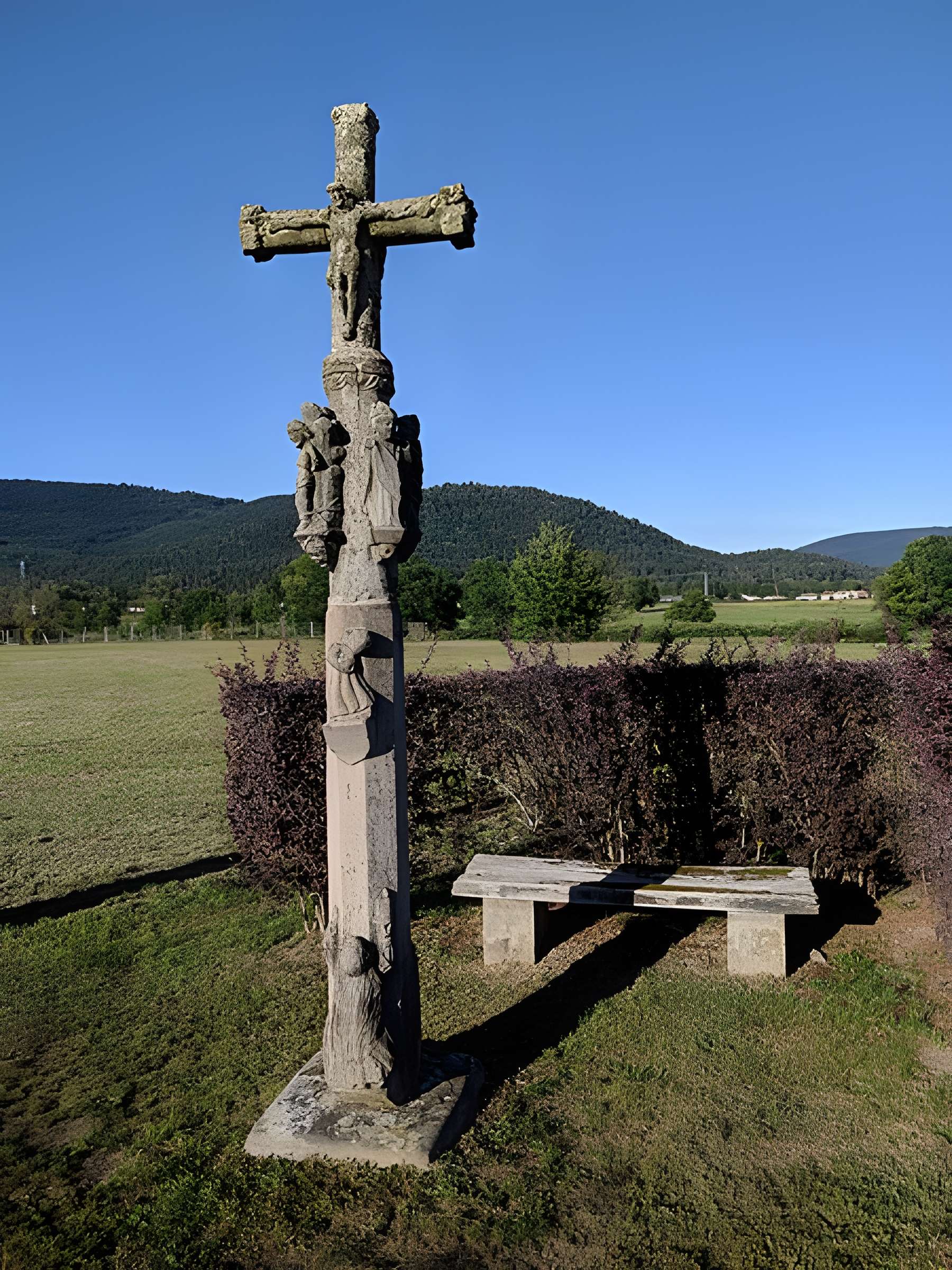 Croix en pierre à la sortie du hameau