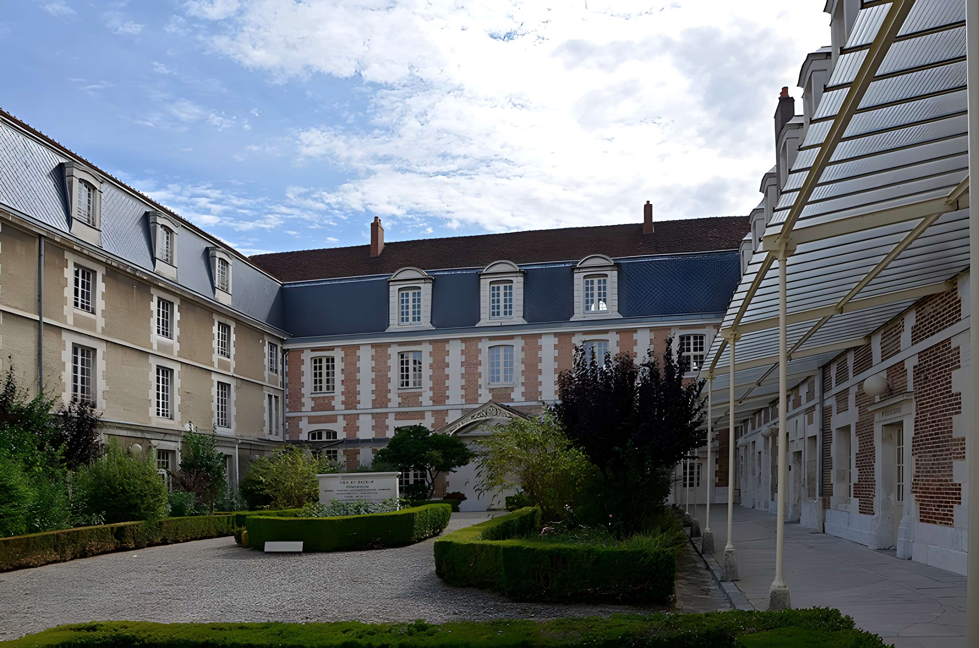 Lycée Jacques Amyot