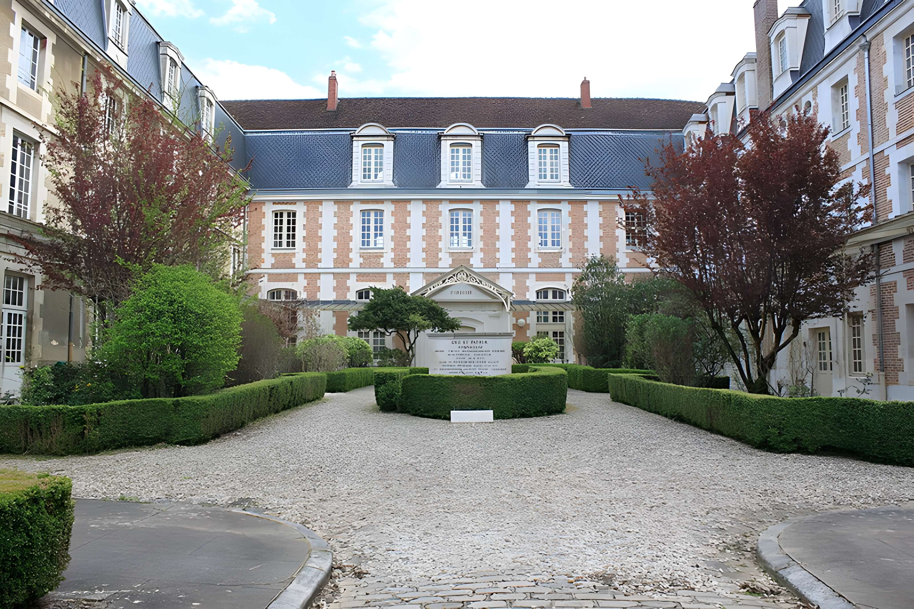 Lycée Jacques Amyot