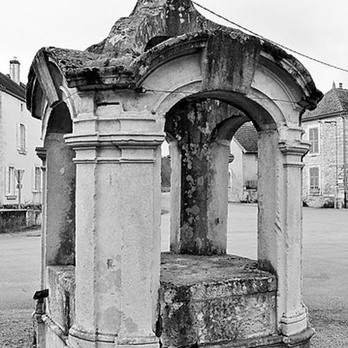 Photo de Puits public et la croix en pierre