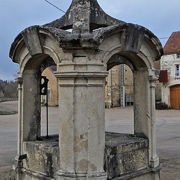 Puits public et la croix en pierre